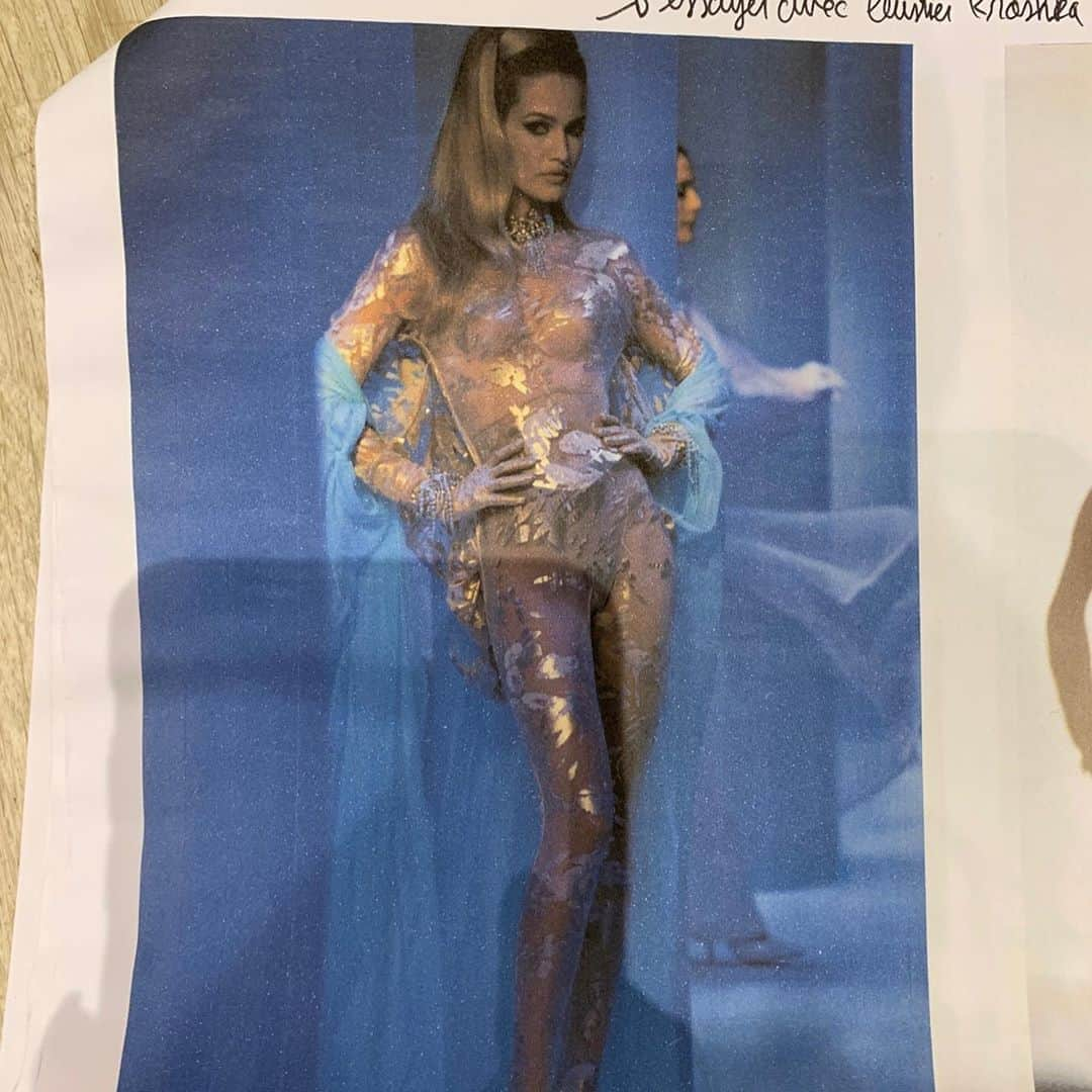 キム・カーダシアンさんのインスタグラム写真 - (キム・カーダシアンInstagram)「Just a @manfredthierrymugler appreciation post! I was honored to be able to try on and wear so many different looks of his so just had to share some of his magic and these fitting pics ✨ love you Manfred!」9月3日 4時16分 - kimkardashian