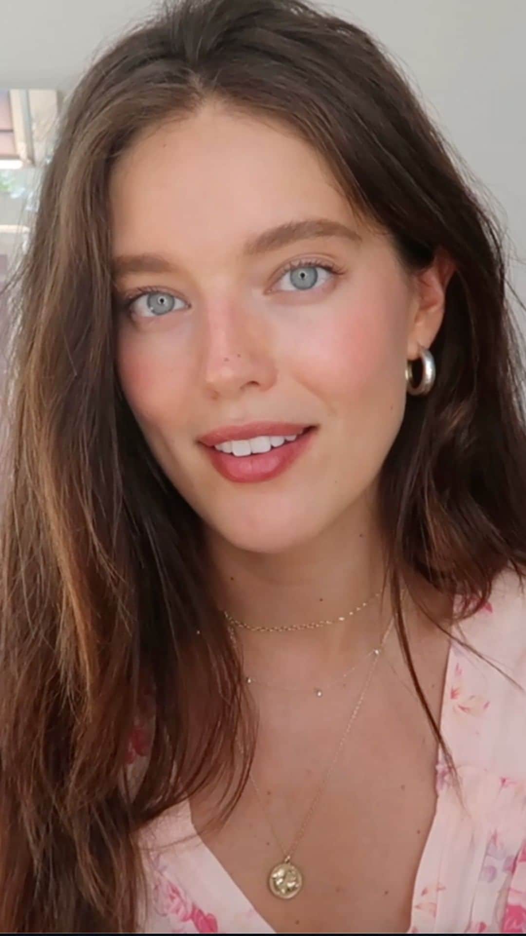 エミリー・DiDonatoのインスタグラム：「When I first started creating video content, I found talking to camera so challenging because it just felt super awkward. After some trial and error, I've picked up a few tricks that have helped me feel natural, authentic and comfortable talking on camera so now I'm basically a pro at talking to myself. 😂」