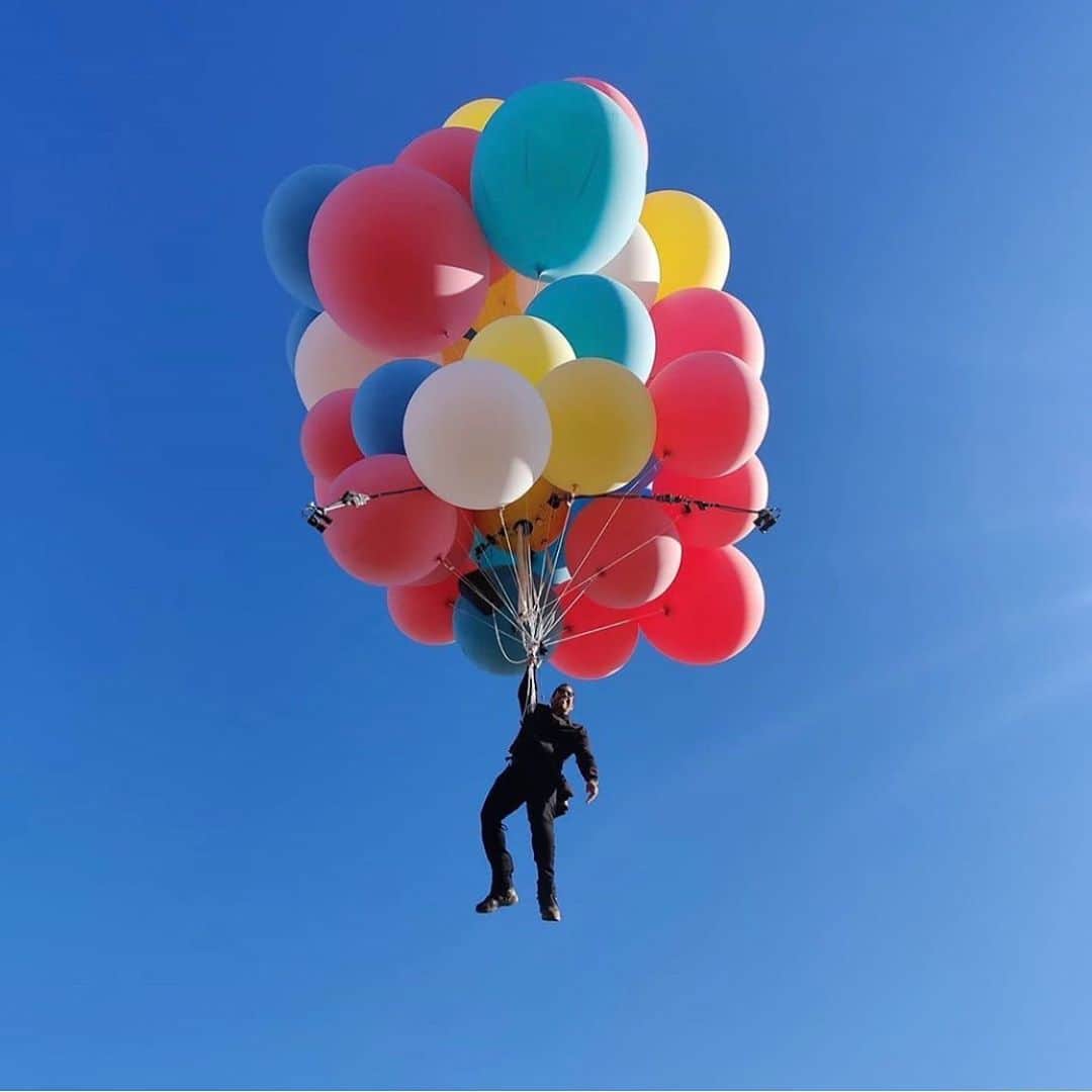 ロバート・アーンショウさんのインスタグラム写真 - (ロバート・アーンショウInstagram)「@davidblaine you are a modern day pioneer  52 Balloons 🎈  24,900 ft in the air  Release & parachute drop 🪂 to earth  Always amazing to see someone push the boundaries of what’s possible #up #davidblaine」9月3日 4時20分 - robertearnshaw