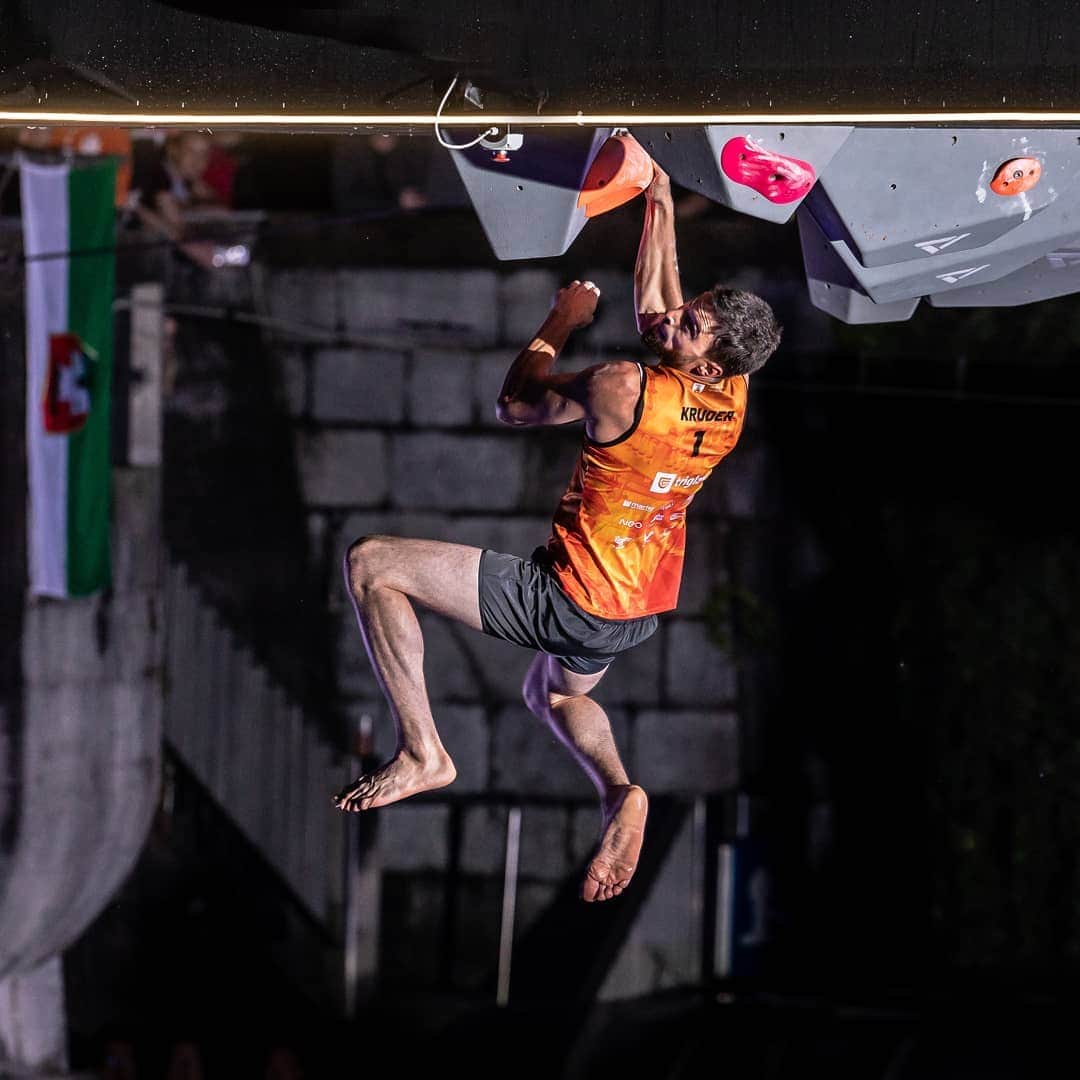 イェルネイ・クルーダーのインスタグラム：「When the idea becomes reality 🤯.  I was always dreaming about no-feet contest, but I've never really found time or people to organise such thing. Maybe this time corona situation helped me and team @extrem.si to step together again and to find options how to make work. I must say, the sky is their limit! I felt like a kid in an ice cream shop. I could wish for any taste and any toppings I wanted: Can we get a roof standing wall?✔  Can we hang it above the river in the middle of Ljubljana? ✔ Can we have a rule not using feet? ✔  Can we have a button to push on the top? ✔  Can we get good music? ✔   And so the concept worked out 🤩. The competition happened and not even the rain couldn't stop us. We all had fun and people stayed watching until the late night finals, where I got lucky to be. As an ambassador I was challenged by super ready @anze.peharc , who gave me a chance to win by falling face first into Ljubljanica river 😱. Hope didn't hurt to much buddy 🤜🏻. Comment if you want to see such an event in the future.  📸: @lukafonda ____________________ @scarpaspa @ocun.climbing @vibram @snowmonkey」
