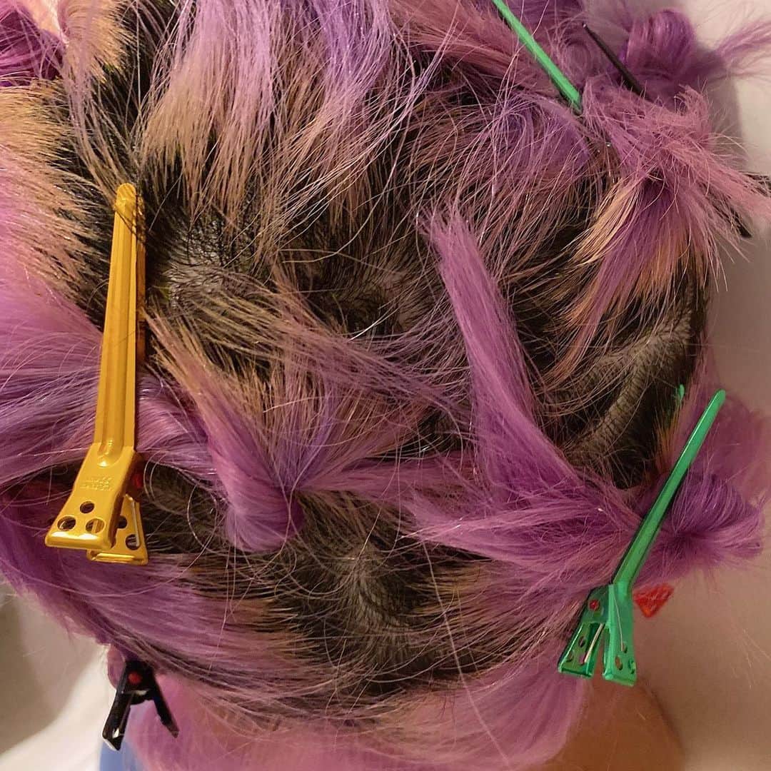 大谷雅恵さんのインスタグラム写真 - (大谷雅恵Instagram)「ここ一年くらいは髪のカットもカラーも自分でやっています。  使用しているブリーチ剤はサロンで使われてるものと同じくらい強力なので一歩間違えると髪が溶けて無くなりますw  今回は2回に分けてリタッチ。  紫もバイバイ。  この後はまた数日置いてシルバーっぽくする予定です。  #リタッチ #ハイトーンカラー  #ボブ #hairstyle  #머리스타일  #머리 #鎖骨  #쇄골 #bobhaircut  #haircut  #galaxy  #mylife  #insomniamag」9月3日 4時27分 - masababy225