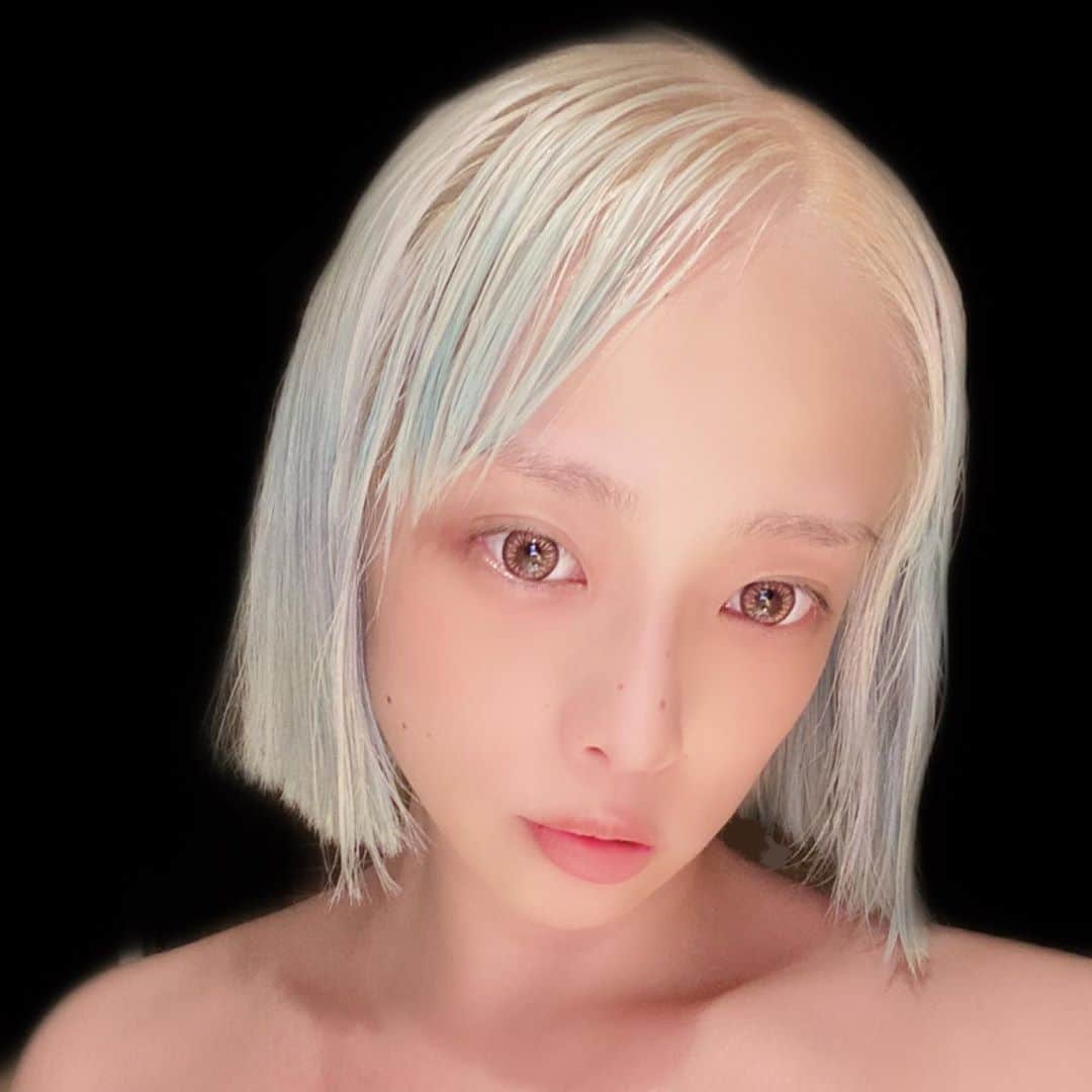 のインスタグラム：「ここ一年くらいは髪のカットもカラーも自分でやっています。  使用しているブリーチ剤はサロンで使われてるものと同じくらい強力なので一歩間違えると髪が溶けて無くなりますw  今回は2回に分けてリタッチ。  紫もバイバイ。  この後はまた数日置いてシルバーっぽくする予定です。  #リタッチ #ハイトーンカラー  #ボブ #hairstyle  #머리스타일  #머리 #鎖骨  #쇄골 #bobhaircut  #haircut  #galaxy  #mylife  #insomniamag」