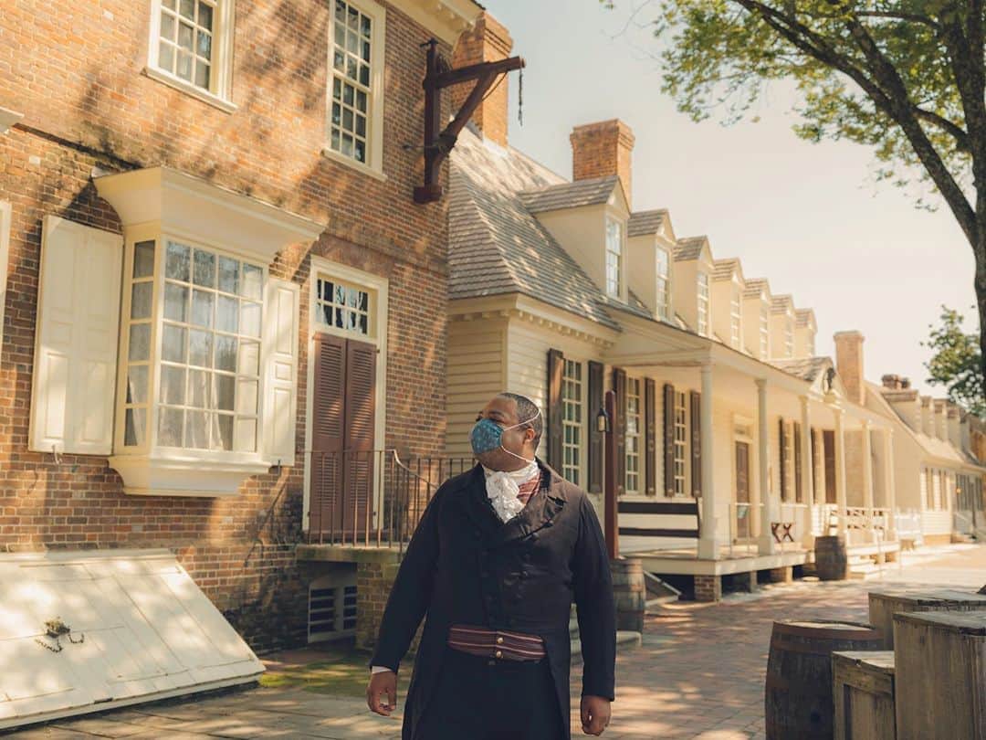 のインスタグラム：「Photo by @jaredsoares Stephen Seals, actor/interpreter, who is currently portraying James Armistead Lafayette, an enslaved spy during the American Revolution, walks along Duke of Gloucester Street, the main artery at Colonial Williamsburg in the city of Williamsburg, Virginia. Lafayette’s role as a double agent involved feeding the British false information as well as reporting the activities of Benedict Arnold- after he defected to the British. Along with portraying Lafayette, Seals also works as a Community Outreach Liaison and Program Development Manager for the Colonial Williamsburg Foundation.」
