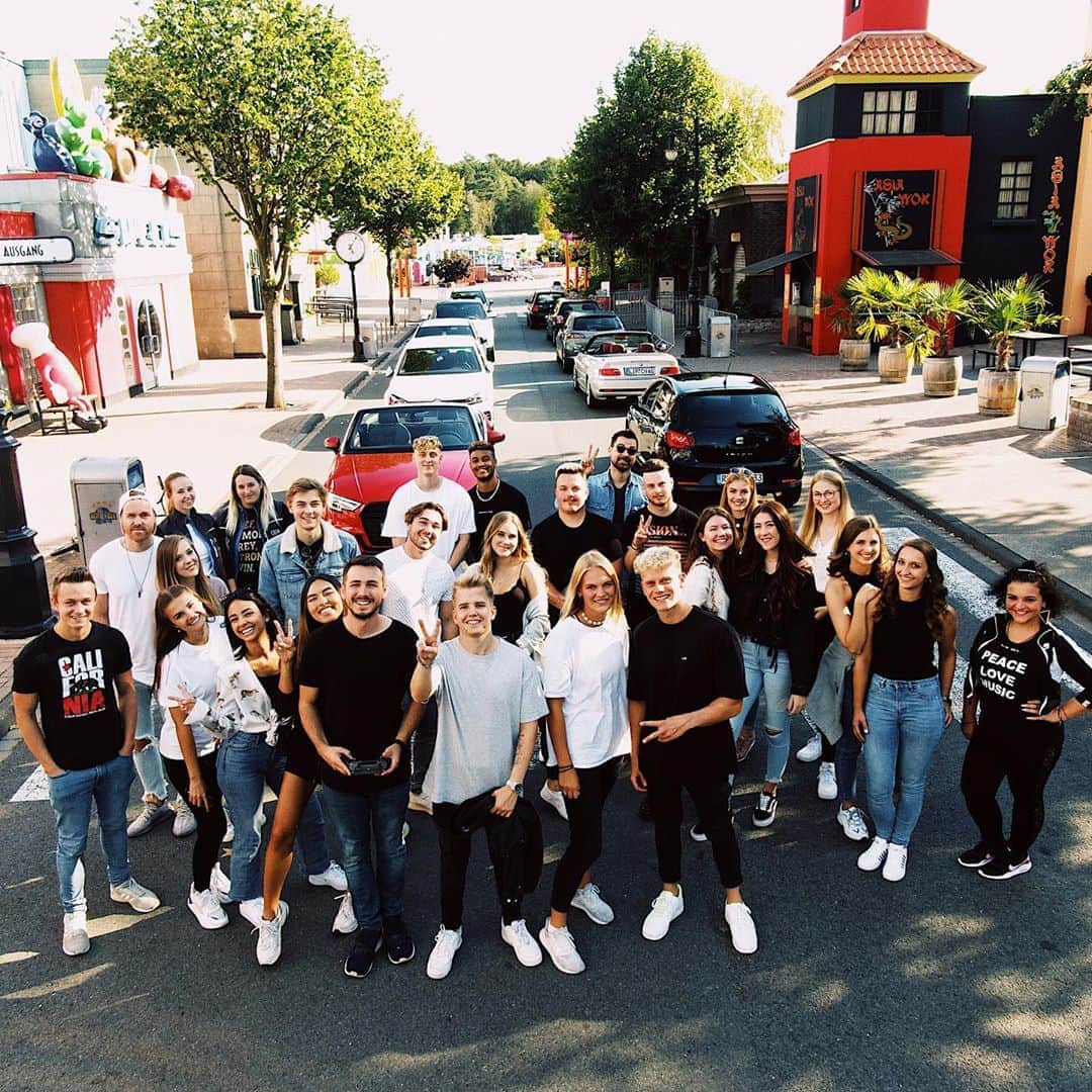 Kayefのインスタグラム：「Heute haben wir zusammen mit ein paar von euch ein neues Musikvideo gedreht 🎥🔥 Mega nice! Danke dass ihr so spontan am Start wart, Leute ❤️ Bald gibts News - das Video wird mega! #teamkayef #wevame」