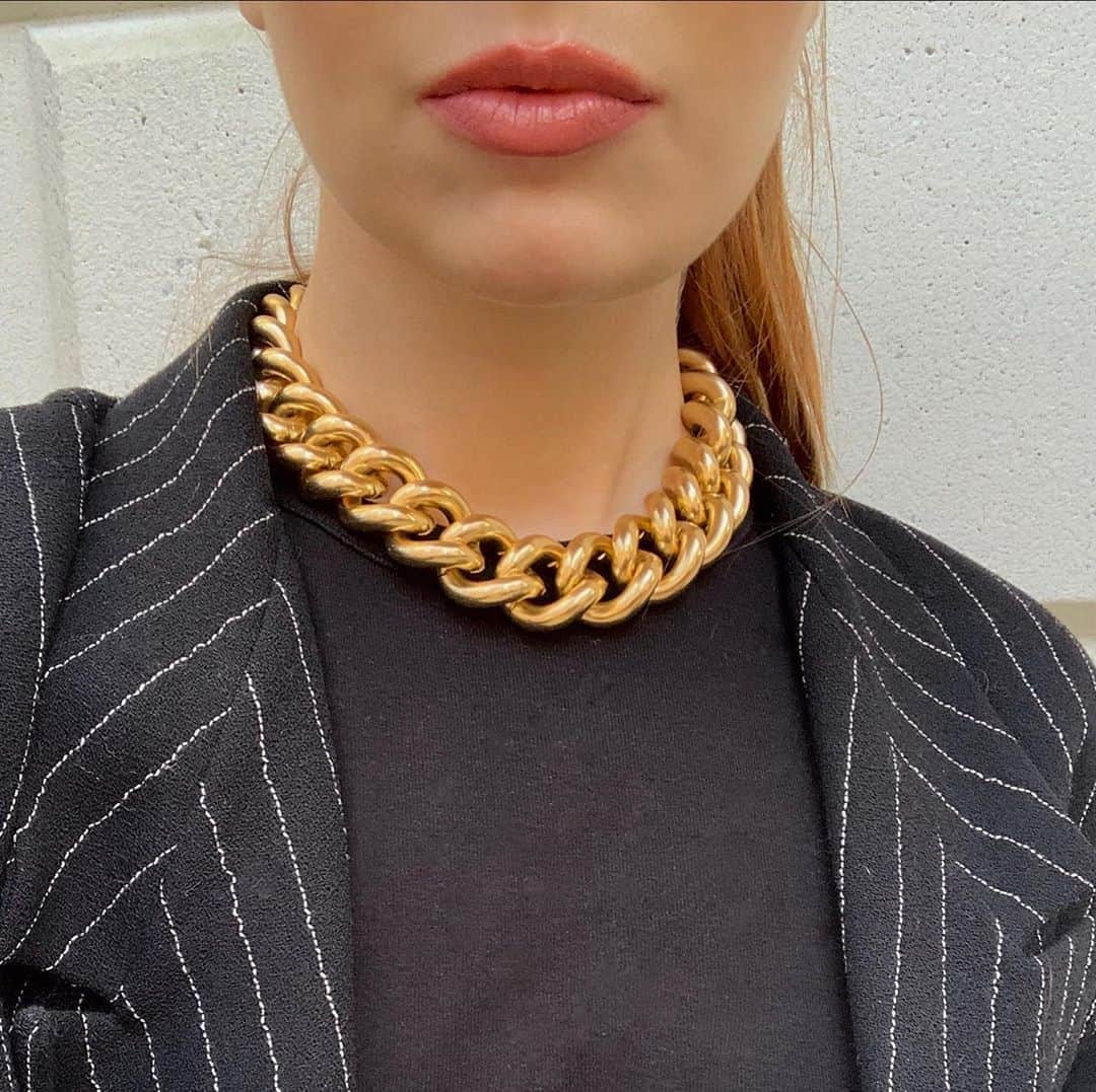 ジェーン・アルドリッジのインスタグラム：「Favorite vintage chain 🔗」