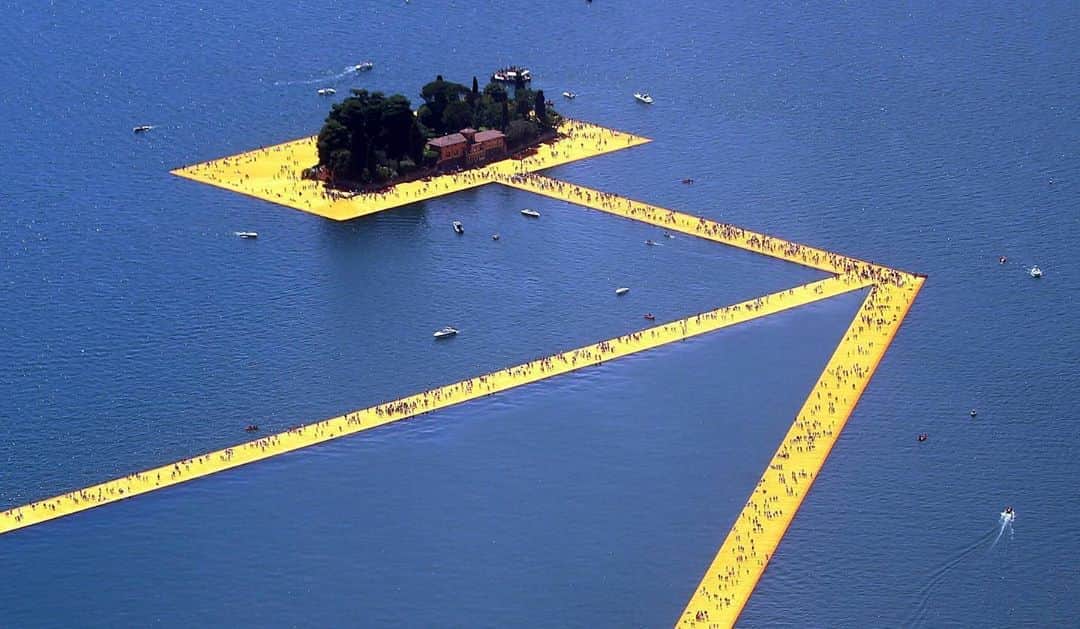 のインスタグラム：「FW20 inspo ➖ inspired by architecture . The Floating Piers by Christo and Jeanne-Claude 💛 . “Like all our projects, The Floating Piers was absolutely free and open to the public. There were no tickets, no openings, no reservations and no owners. The Floating Piers were an extension of the street and belonged to everyone. Those who experienced it felt like they were walking on water – or perhaps the back of a whale. The light and water transformed the bright yellow fabric to shades of red and gold throughout the sixteen days.” . Visitors were able to experience the work of art by walking on it from Sulzano to Monte Isola and to the island of San Paolo (Italy). After the exhibition, all components were removed and industrially recycled. . We are inspired by inclusiveness and fearlessness of this idea 🔹 . . . . #thefloatingpiers #floatingpiers #christo #visitlakeiseo #visititaly #lakeiseo #europeanbestdestinations #christoandjeanneclaude #installationart #installationartist #allyellow #yellowcolor #artadvisor #artadvisory #lagodiseo #contemporaryart #artproject #yellowaesthetic #yellow💛 #archdaily #architecturephotography #archlovers #christoartist #christoart」