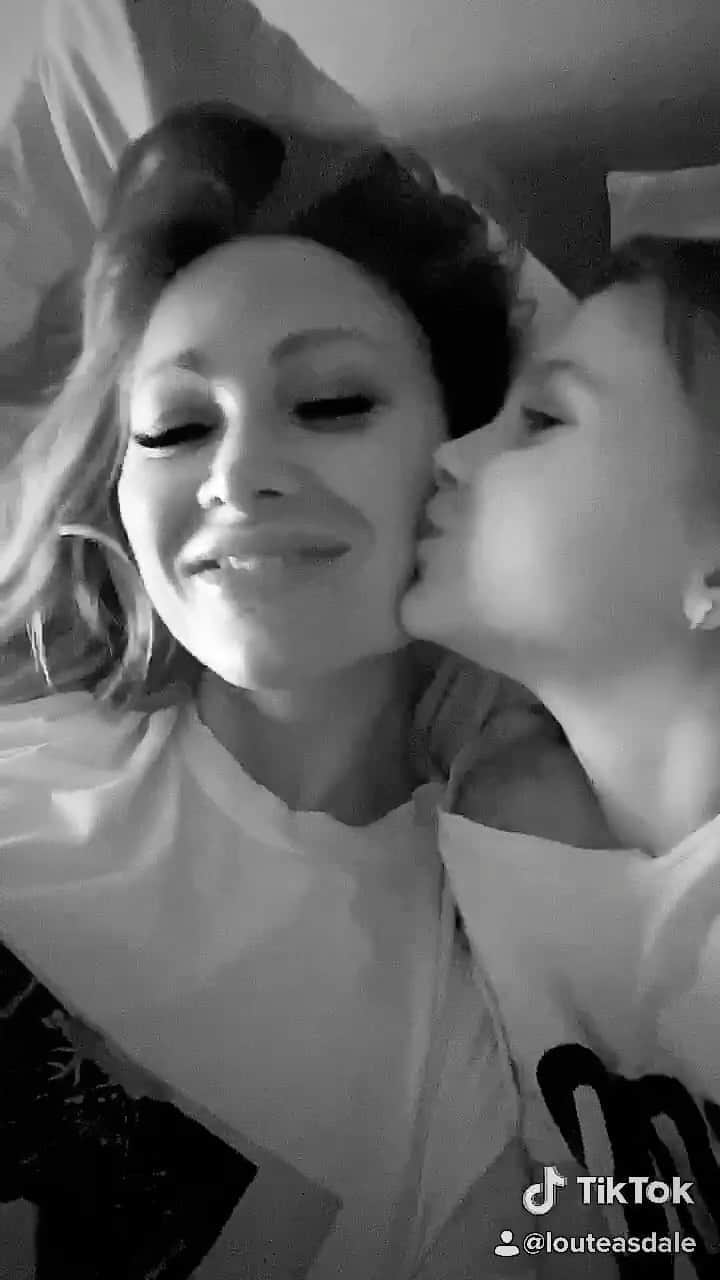 ルー・ティーズデールのインスタグラム：「Don’t know the words but mwah. Night to all the mums who got through lockdown, hope you’ve had a ball like us 💕 happy school run x」