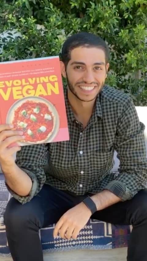 メナ・マスードのインスタグラム：「The feeling of holding my book #EvolvingVegan for the first time has been unreal. Seeing all the hard work and dedication come together to form these pages is something I’ll never forget. Take a watch for a sneak peek at some of the recipes and pre-order your copy now at the link in my bio.  @evolvingvegan @simonandschuster @simonschusterca」