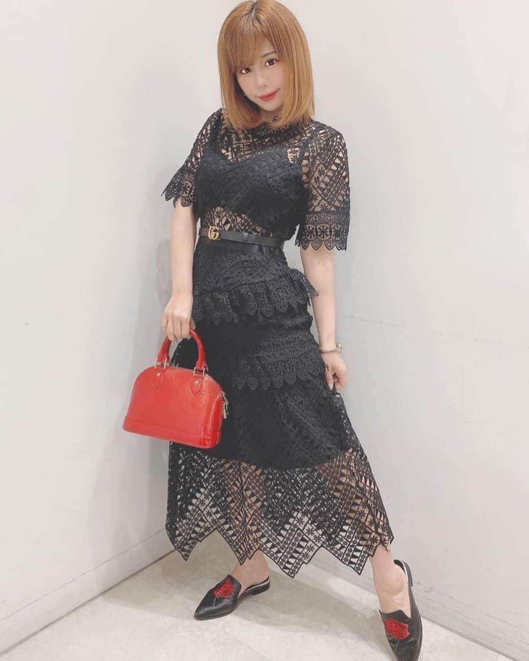 のインスタグラム：「💼🖤❤️ みんなは何枚目が好み？ Twitterでは1枚目が1番人気だった👍🏻 (結局全部postしちゃうという)」
