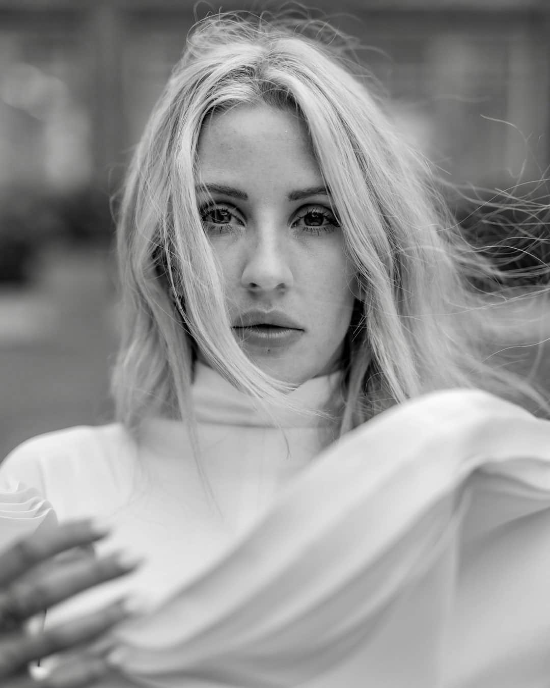 British Vogueさんのインスタグラム写真 - (British VogueInstagram)「“In my experience, it feels way better to show up and contribute than to fret at home and do nothing.” As part of the global #VogueHope initiative, singer, activist and philanthropist #EllieGoulding pens a personal letter about her role as a global goodwill ambassador for the UN’s Environment Programme, and explains why now is the time to turn hope into action if we want to protect our planet. Read the full essay at the link in bio.  @EllieGoulding photographed by @MisanHarriman.」9月3日 5時00分 - britishvogue