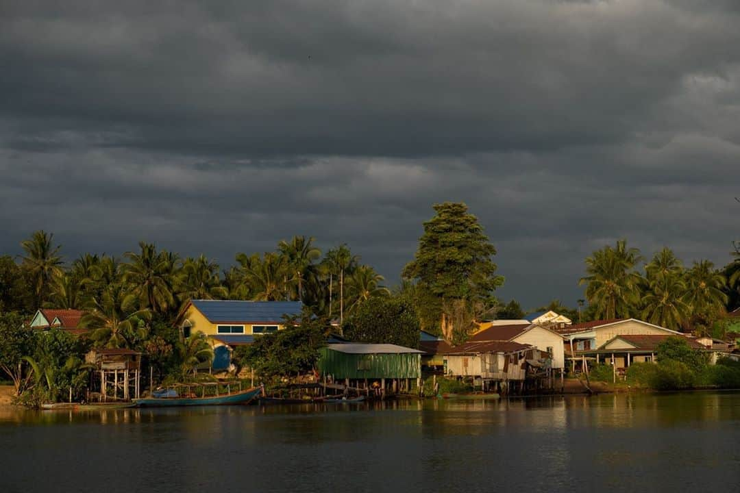 National Geographic Travelさんのインスタグラム写真 - (National Geographic TravelInstagram)「Photos by @francescolastrucci  I reached the idyllic village of Chi Phat, Cambodia, after three hours on the road from Phnom Penh and two hours upstream on the river to the core of the Cardamoms. This little community of about 500 families is in the center of the rainforest and is a successful story of conservation. The Cardamom Mountains were once a stronghold for Khmer Rouge fighters, a no-man's-land where, until recently, outsiders were banned. Now a few environmental organizations and a handful of locals are in a race against the clock to save the longest remaining stretch of untouched rainforest in Southeast Asia. The men who once fought the rebels now host and welcome travelers. They assured me that there is still hope that this beautiful rainforest can be preserved.  While working on a story on this environment, I found myself crossing the river several times a day, especially early in the morning and late in the afternoon when the light was good. I felt the perfect sense of serendipity in my laid-back encounters with locals, like with these two young Buddhist monks who were chatting with me while taking their daily bath. Follow me @francescolastrucci for more places, daily life, and stories around the world. #cambodia #environment #rainforest」9月3日 5時07分 - natgeotravel