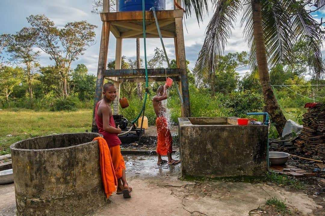 National Geographic Travelさんのインスタグラム写真 - (National Geographic TravelInstagram)「Photos by @francescolastrucci  I reached the idyllic village of Chi Phat, Cambodia, after three hours on the road from Phnom Penh and two hours upstream on the river to the core of the Cardamoms. This little community of about 500 families is in the center of the rainforest and is a successful story of conservation. The Cardamom Mountains were once a stronghold for Khmer Rouge fighters, a no-man's-land where, until recently, outsiders were banned. Now a few environmental organizations and a handful of locals are in a race against the clock to save the longest remaining stretch of untouched rainforest in Southeast Asia. The men who once fought the rebels now host and welcome travelers. They assured me that there is still hope that this beautiful rainforest can be preserved.  While working on a story on this environment, I found myself crossing the river several times a day, especially early in the morning and late in the afternoon when the light was good. I felt the perfect sense of serendipity in my laid-back encounters with locals, like with these two young Buddhist monks who were chatting with me while taking their daily bath. Follow me @francescolastrucci for more places, daily life, and stories around the world. #cambodia #environment #rainforest」9月3日 5時07分 - natgeotravel