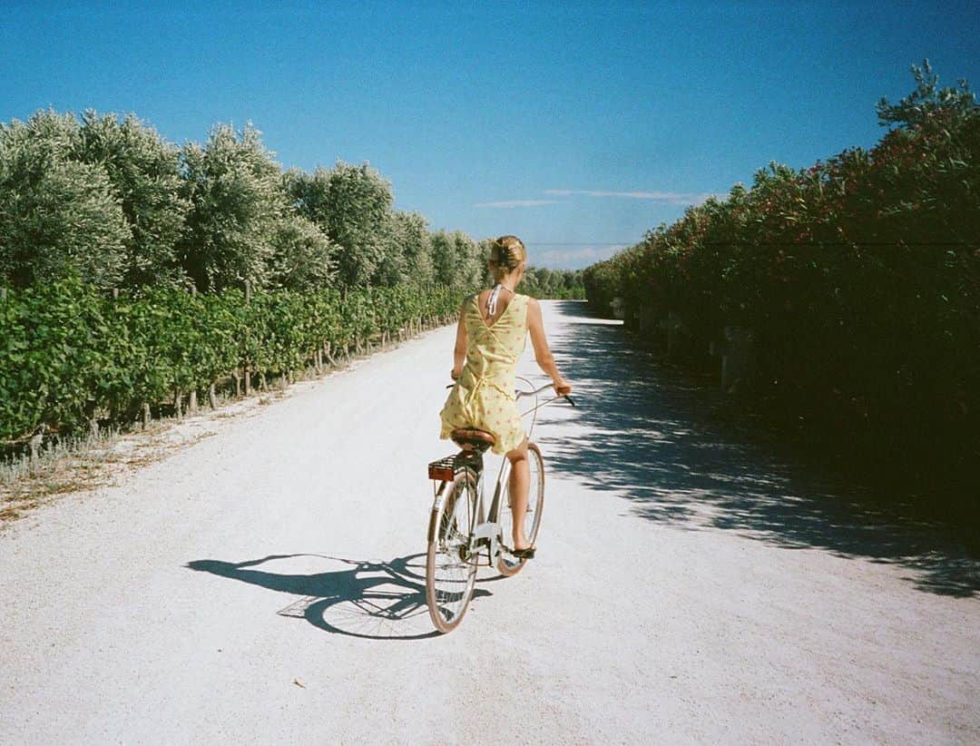 ニコラ・ペルツのインスタグラム：「i’m awful at bike riding」