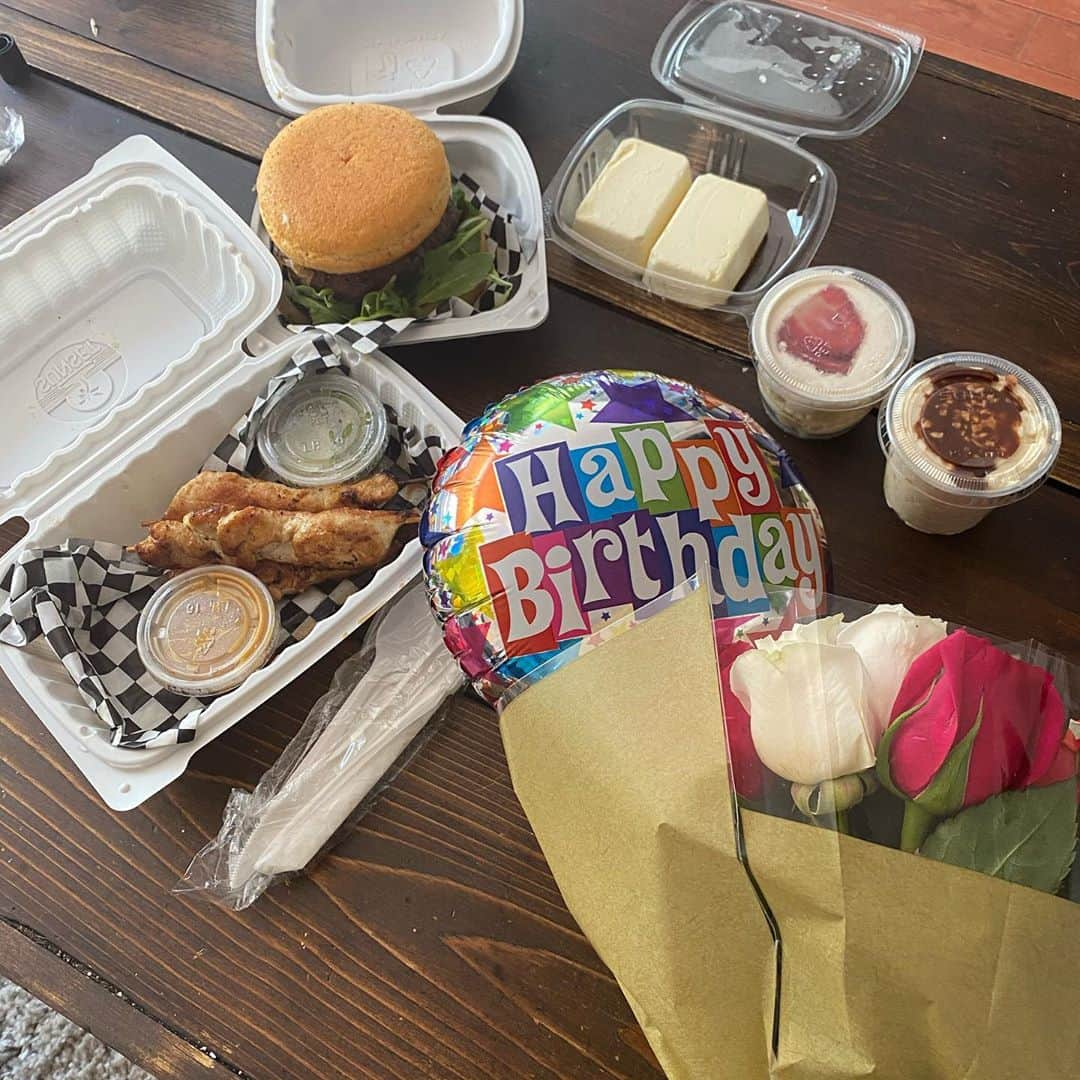 ティファニー・ハインズさんのインスタグラム写真 - (ティファニー・ハインズInstagram)「My boyfriend just surprised me with a @eatniketo Keto birthday lunch! SOOOO YUMMY and I didn’t have to cheat on my keto diet on my birthday 💪🏽🙏🏽🎉🎊#bestboyfriendever #pandemicbirthday #ketogenicdiet #eatniketo」9月3日 5時21分 - tiffanyhines