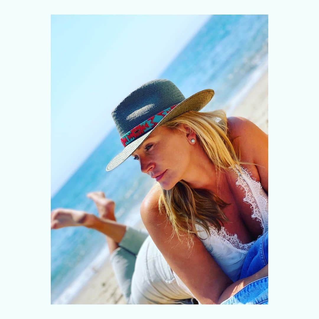 ナターシャ・ヘンストリッジさんのインスタグラム写真 - (ナターシャ・ヘンストリッジInstagram)「Impromptu beach stop.... happiest place! I also had to show off my new @ragandbone hat.....」9月3日 5時26分 - natashahenstridge
