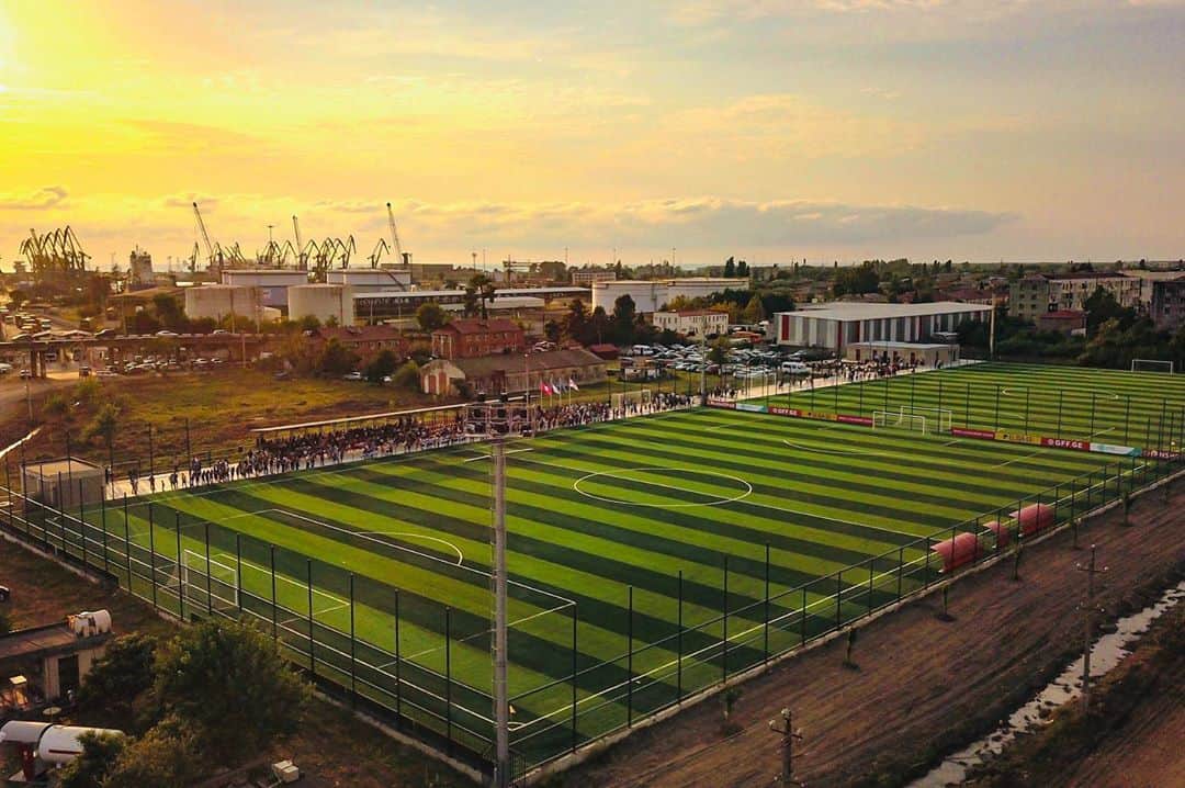 レバン・コビアシビリさんのインスタグラム写真 - (レバン・コビアシビリInstagram)「🇬🇪⚽️🏟 დღეს ფოთის საფეხბურთო ცენტრი გაიხსნა.   საფეხბურთო ცენტრის მშენებლობა 2019 წლის ივლისში დაიწყო და საქართველოს ფეხბურთის ფედერაციის, UEFA-ს პროგრამა ჰეთ-თრიქისა და FIFA-ს პროგრამა ფორვარდ-ის თანდაფანინანსებით განხორციელდა.  პროექტის ფარგლებში, ადგილზე მოეწყო ორი ხელოვნურსაფარიანი სტანდარტული ზომის მოედანი განათებით, ტრიბუნით, გასახდელებითა და ადმინისტრაციული შენობით.  საფეხბურთო ცენტრით სარგებლობას სრულიად უფასოდ შეძლებენ ფოთის საფეხბურთო სკოლები, მოყვარულთა და ქალთა კლუბები. მოვლა-პატრონობას კი საქართველოს ფეხბურთის ფედერაცია უზრუნველყოფს.  The grand opening of the football centre in Poti took place today.  Construction began in July 2019, and was co-funded by the Georgian Football Federation, as well as the #UEFA #Hat-Trick and #FIFA #Forward programmes.  The facility includes two full-size football pitches with floodlights, changing rooms, a stand and an administrative building.   Local football schools, women's and amateur football clubs will be able to use the facility free of charge. The football centre will be maintained by the Georgian Football Federation.」9月3日 5時33分 - levankobiashvili