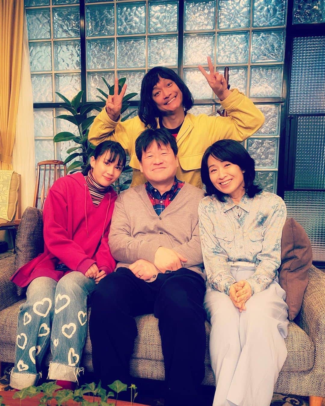 香取慎吾さんのインスタグラム写真 - (香取慎吾Instagram)「#舎人真一 とお隣さんの粕谷さんファミリーのみなさん！ 9月ですねっ！18日配信開始ですよっ！ も〜い〜くつね〜る〜と〜 #誰かが見ている #Amazonプライムビデオ #佐藤二朗 #長野里美 #山本千尋 #香取慎吾 #三谷幸喜 #amazon #primevideo」9月3日 5時30分 - katorishingo_official