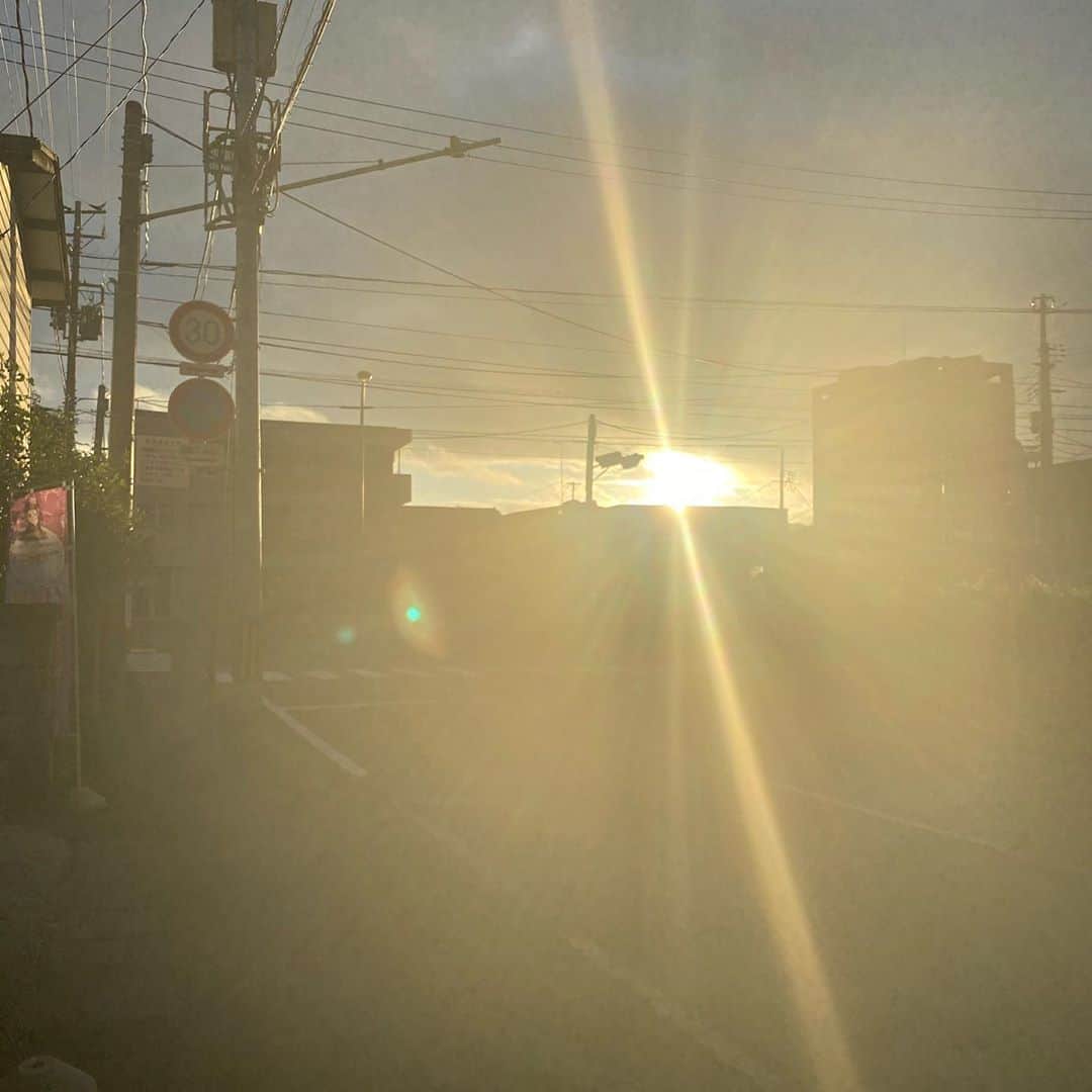 のインスタグラム：「眠気を振り払おうとして外に出たら、刺すような日の出。 目が覚めましたわ。  #日の出　#魔女菅原」