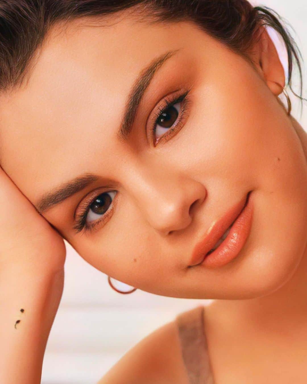 Always With Selenaのインスタグラム：「What does the word rare mean to you?  For me being Rare is feeling good being myself regardless of the opinion of others」