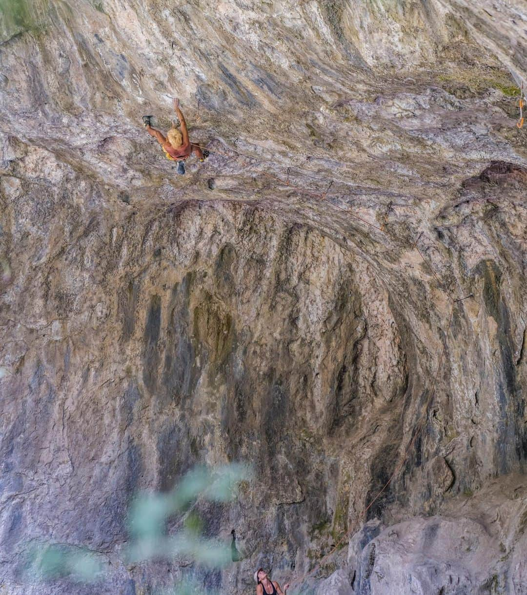 ジョー・キンダーのインスタグラム：「My newest addition to what I love. “Cupcake” (1st anchor which is likely 8b+ or 8c). This is another story of a possible route that sat dormant until that one person came along to make it a reality. My routes live longer than me and I find that deeper than sending hard or winning big... FA’s are hyper-meaningful. I’m ecstatic to have sent pt. 1 and now the big challenge is the full link out of the Skull Cave. (Cupcake-13+-directly into the crux of Diarrhea Mouth). Who knows if I can link 8c+-8c back to back.... Jeezez it may sound basic to some... and I guess it is... but to me this is maximal and also really fu**in motivating. Meet the newest and likely hardest project in Rifle, “Kinder Cakes”. (We take ourselves very seriously 😆) Thanks for the pic @brennannnnn you’ve got talent young bro!」