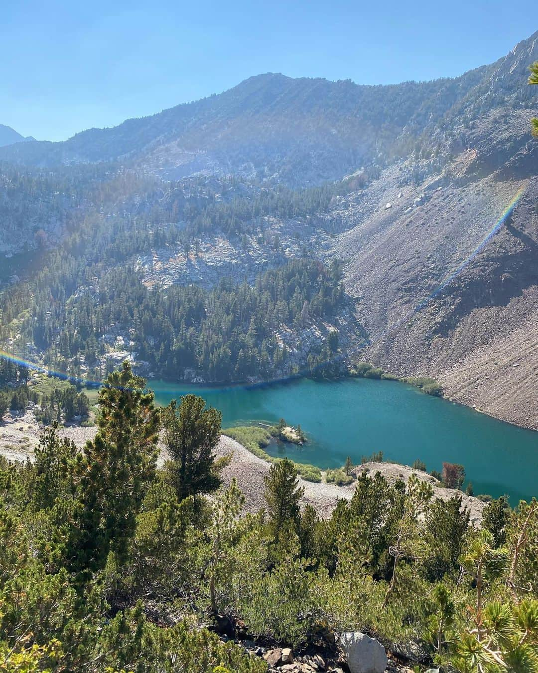 Bianca Cheah Chalmersさんのインスタグラム写真 - (Bianca Cheah ChalmersInstagram)「ROAD TRIPPING — so yesterday we spent 2 hours off road to find this secret glacial spot up in the Sierra’s. Warm sun, icy waters and a picnic with no cell service 👌🏽  #mothernature #motherhood #roadtrip #roadtrippin #californiaadventure #momlife」9月3日 5時34分 - biancamaycheah