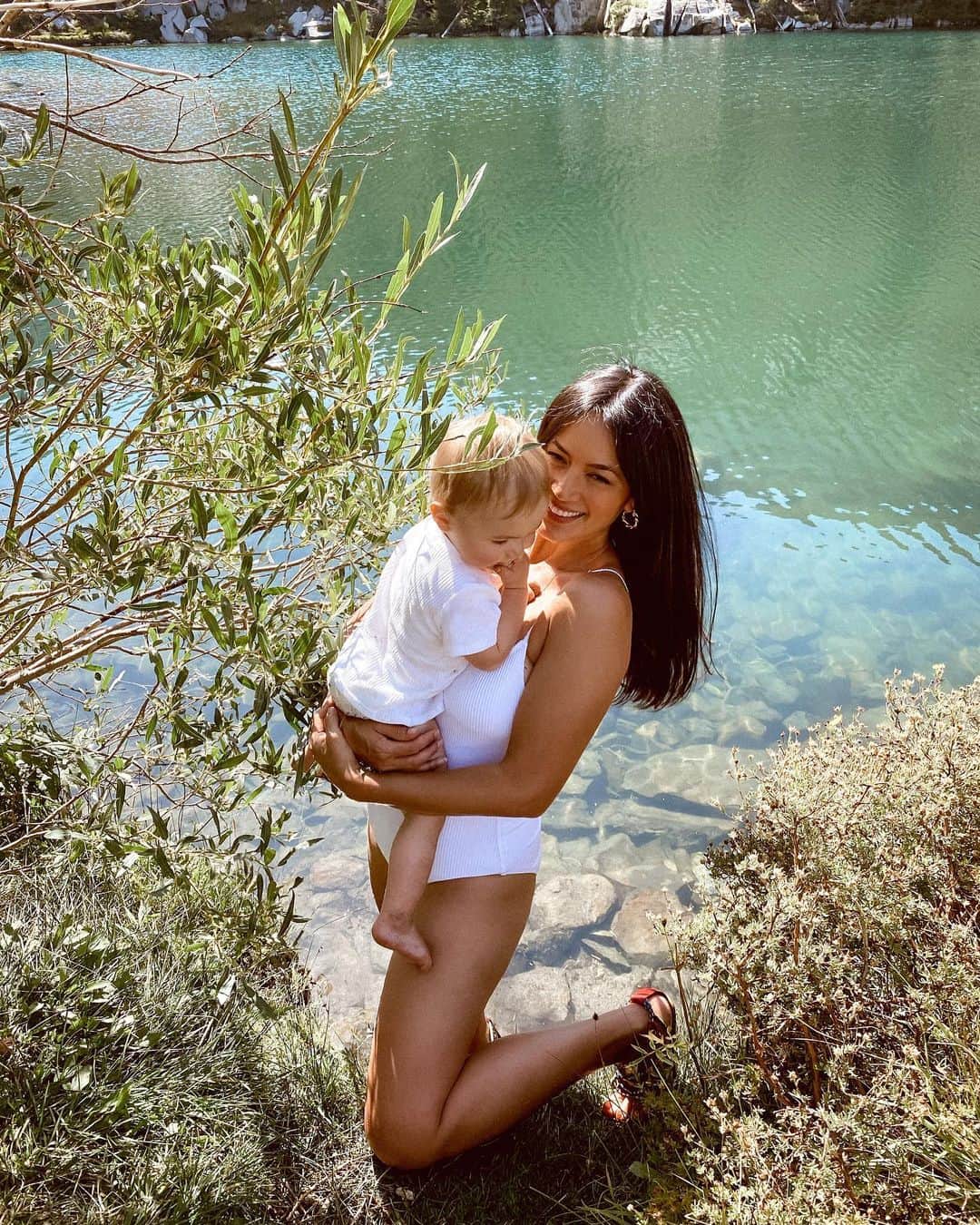 Bianca Cheah Chalmersさんのインスタグラム写真 - (Bianca Cheah ChalmersInstagram)「ROAD TRIPPING — so yesterday we spent 2 hours off road to find this secret glacial spot up in the Sierra’s. Warm sun, icy waters and a picnic with no cell service 👌🏽  #mothernature #motherhood #roadtrip #roadtrippin #californiaadventure #momlife」9月3日 5時34分 - biancamaycheah