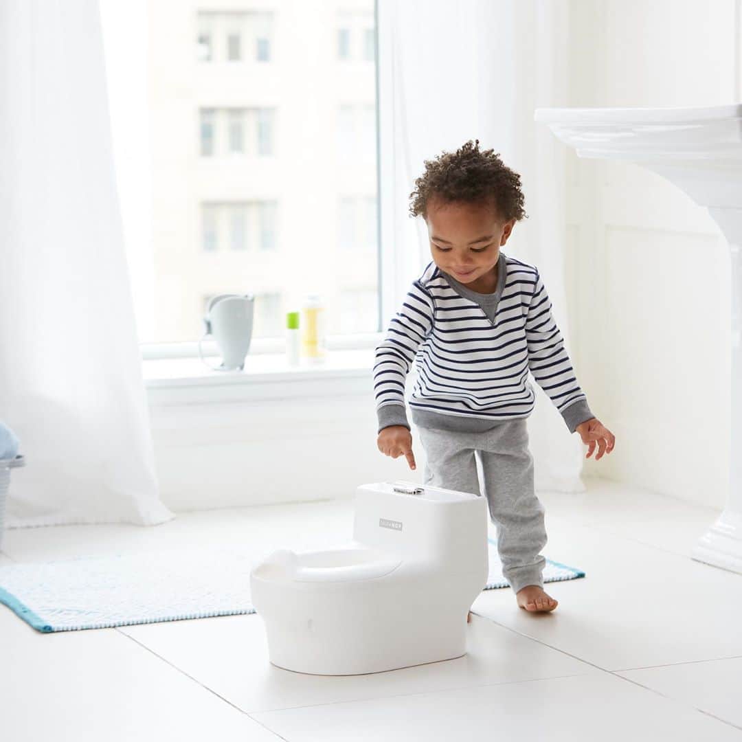 Skip Hopさんのインスタグラム写真 - (Skip HopInstagram)「It's go time! 🚽 Sleek and easy to clean, our Made For Me Potty looks just like mom's & dad's! Plus, the chrome-finish button makes a realistic flush sound! 💦  Looking for #parenttips! 📣 How do you celebrate a successful #pottytime?   #pottytraining #parenting #skiphop」9月3日 5時35分 - skiphop