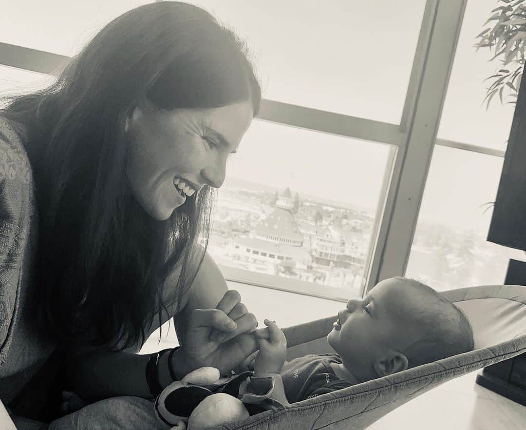 カーラ・ソウザのインスタグラム：「Como mamá de dos hermosos bebés, sé que haría todo en el mundo para protegerlos. Es por eso que en las próximas elecciones voy a hacer un #PinkyPromise para #VoteLikeAMadre. Ahora es el momento de enfrentarnos al cambio climático y luchar para que nuestros bebés crezcan en un mundo más limpio. ¡Únete y ven a ser la madre que sé que eres y #VoteLikeAMadre! • As a madre to two beautiful babies, I know that there is nothing in this world that I wouldn’t do to protect them. That is why in this upcoming election I am making the ultimate pinky promise to #VoteLikeAMadre. Now is the time to stand up against climate change and fight for a cleaner world for our babies to grow up in. Come be the madre I know you to be and #VoteLikeAMadre!」