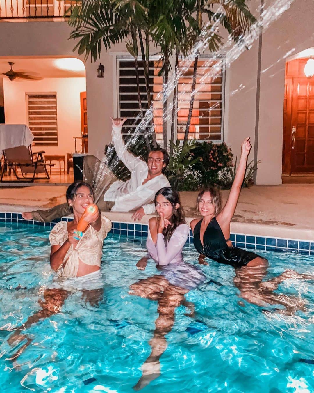 DIAZ Melanieさんのインスタグラム写真 - (DIAZ MelanieInstagram)「the one where we all jumped into the pool with our dresses on because we were too lazy to change clothes. f•r•i•e•n•d•s 🥂✨」9月3日 5時42分 - mely_diaaz