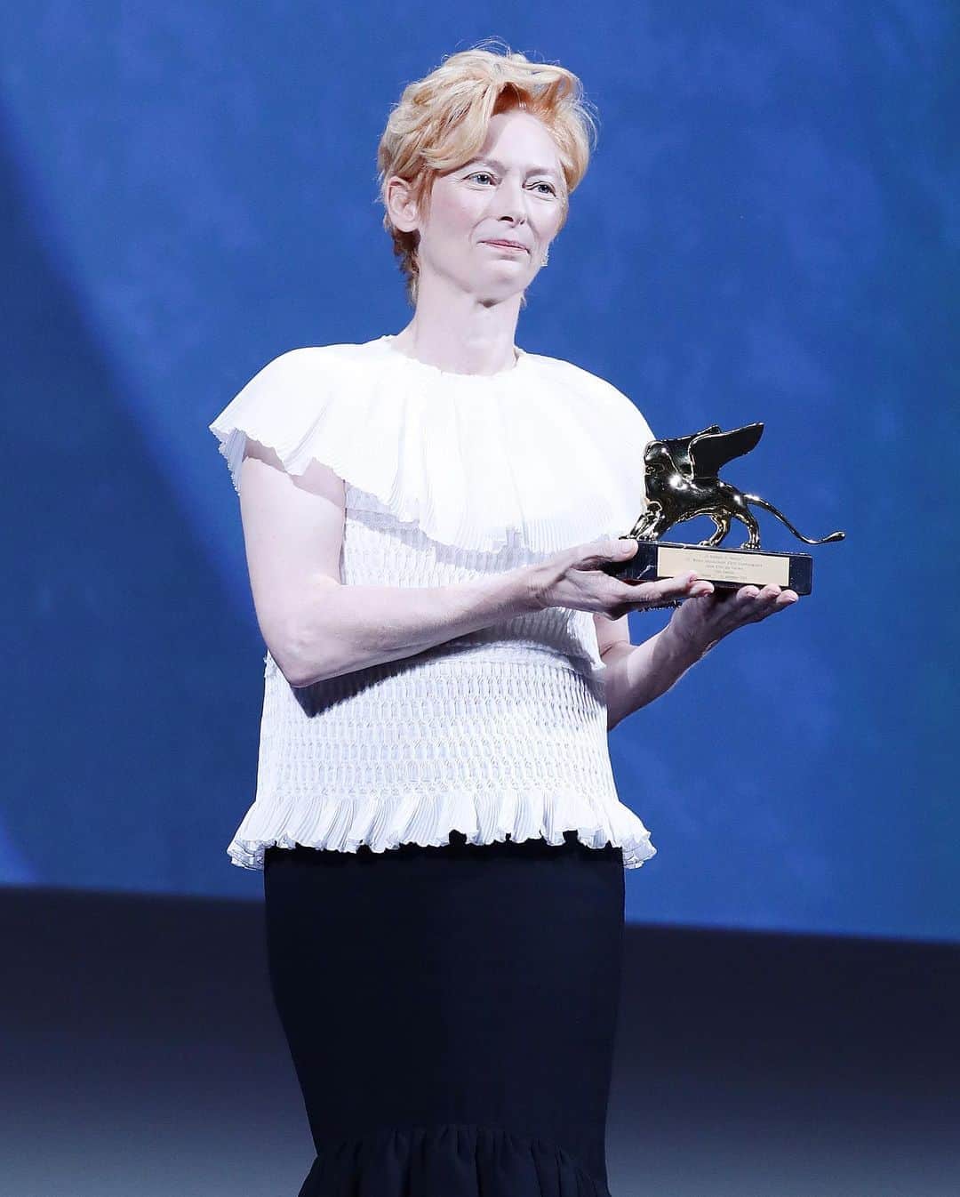Just Jaredさんのインスタグラム写真 - (Just JaredInstagram)「Tilda Swinton wears @chanelofficial while attending the Venice Film Festival opening ceremony, where she was presented with the Golden Lion Award for career achievement. #TildaSwinton #Chanel #VeniceFilmFestival Photos: Getty」9月3日 6時18分 - justjared