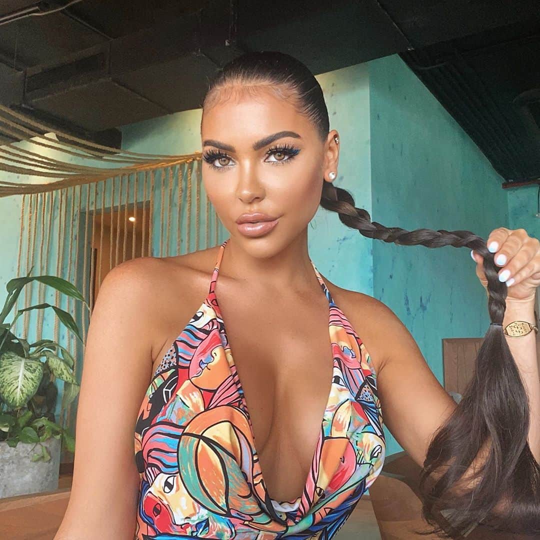 Jessica Cribbonのインスタグラム：「If my name wasn’t Jessica what would you name me? 😉 side note how amazing is @jessicakillings for doing my hair like this 😍 @romarleybeachhouse」