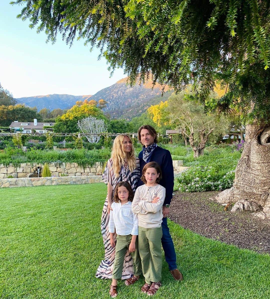 レイチェル・ゾーのインスタグラム：「Thank you to my ❤️ @rbermanus for somehow creating a magical #birthday and #anniversary in a very surreal time and making me feel like the luckiest girl in the world once again. 🙏🏻 #grateful #wearefamily」