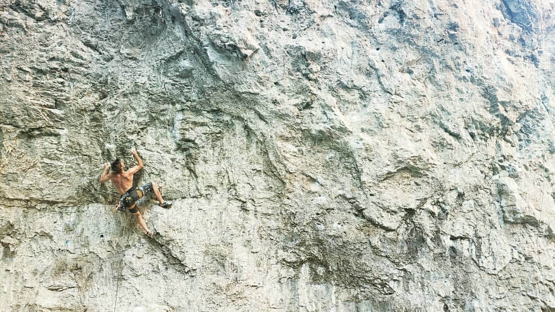 ペイジー・クラッセンのインスタグラム：「For a list of routes that could convince someone who hates Rifle to decide they love it, ask @arjandekock. Someone 👱‍♂️seems to have caught the Rifle 🐞.  @lasportivana @eddiebauer @physivantage @maximropes」