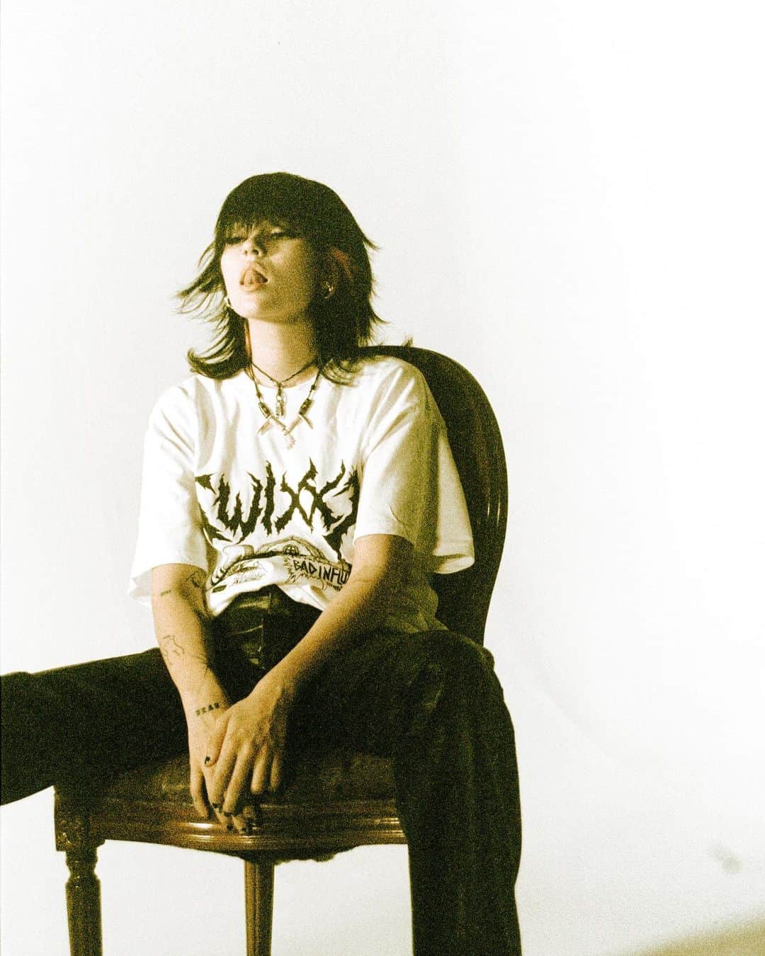 マギー・リンデマンのインスタグラム：「new @swixxz shirts jussss dropped」