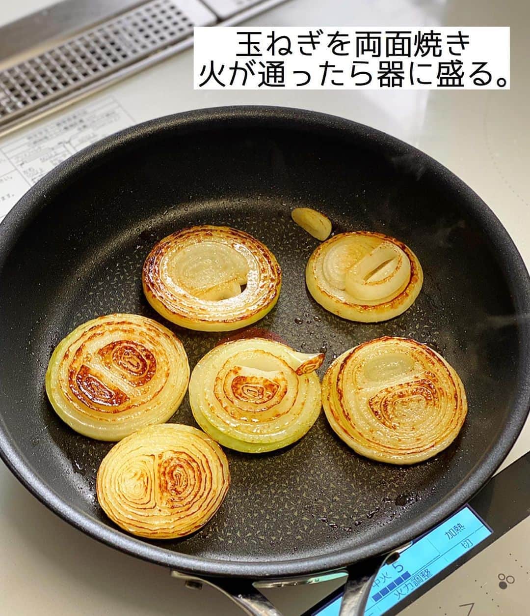 Mizuki【料理ブロガー・簡単レシピ】さんのインスタグラム写真 - (Mizuki【料理ブロガー・簡単レシピ】Instagram)「・﻿ 【レシピ】ーーーーーー﻿ ♡BBQ照りチキン♡﻿ ーーーーーーーーーーー﻿ ﻿ ﻿ ﻿ おはようございます(*^^*)﻿ ﻿ 今日ご紹介させていただくのは﻿ \\ BBQ照りチキン //﻿ こんがり焼いた鶏肉に﻿ ケチャップベースのソースを合わせて﻿ テリッテリに仕上げました(*´艸`)﻿ 甘めのBBQソースは﻿ きっとお子さんが好きな味ですよ〜♡﻿ ﻿ 付け合わせの玉ねぎソテーも含め﻿ フライパンひとつでできるので﻿ よかったらお試し下さいね(*^^*)﻿ ﻿ ﻿ ﻿ ーーーーーーーーーーーーーーーーーーーー﻿ 【2人分】﻿ 鶏もも肉...大1枚(300g)﻿ 塩こしょう...少々﻿ 薄力粉...適量﻿ 玉ねぎ...1個﻿ サラダ油...小2﻿ ●ケチャップ...大3﻿ ●中濃ソース・はちみつ...各大1﻿ (好みで)粗挽き黒こしょう...少々﻿ ﻿ 1.鶏肉は身の厚い部分を開き、塩こしょうを振って薄力粉をまぶす。玉ねぎは1cm厚さの輪切りにする。﻿ 2.フライパンにサラダ油小1を中火で熱し、玉ねぎを両面焼いて火を通し、器に盛る。﻿ 3.フライパンに残りのサラダ油を足して鶏肉を焼く。焼き色が付いたら裏返し、フタをして弱めの中火で5分蒸し焼きにする。火が通ったら●を加えて煮からめる。﻿ 4.3を食べやすい大きさに切って器に盛り、黒こしょうを振る。﻿ ーーーーーーーーーーーーーーーーーーーー﻿ ﻿ ﻿ ﻿ 《ポイント》﻿ ♦︎お好みで玉ねぎはなくてもOKです♩その場合は味が濃くなるので、葉物野菜と盛り合わせるのもおすすめ♩﻿ ♦︎鶏肉はしっかり焼き色をつけてから裏返して下さい♩﻿ ♦︎はちみつが入っているので1歳未満のお子さんには食べさせないように注意して下さい☆﻿ ﻿ ﻿ ﻿ ﻿ ﻿ ﻿ ﻿ ﻿ 🆕🆕🆕🆕🆕🆕🆕🆕🆕🆕﻿ おかげさまで［今どき和食］が﻿ 8刷重版となりました(涙)﻿ 本当にありがとうございます！！﻿ 皆さんのおかげです（ ; ; ）💕﻿ 🆕🆕🆕🆕🆕🆕🆕🆕🆕🆕﻿ ↓ ↓ ↓﻿ ＿＿＿＿＿＿＿＿＿＿＿＿＿＿＿＿＿＿＿﻿ 📕8刷重版しました📕﻿ 簡単・時短！ 毎日のごはんがラクになる﻿ ✨🦋 【 #Mizukiの今どき和食 】🦋✨﻿ ＿＿＿＿＿＿＿＿＿＿＿＿＿＿＿＿＿＿＿﻿ なるべく少ない材料で﻿ 手間も時間も省きながら﻿ 簡単にできるおいしい和食レシピ♩﻿ 簡単に失敗なくマスターできる一冊で﻿ もっと気軽に、カジュアルに﻿ 和食を楽しんで下さいね(*^^*)﻿ ＿＿＿＿＿＿＿＿＿＿＿＿＿＿＿＿＿＿＿﻿ ﻿ ﻿ ﻿ ＿＿＿＿＿＿＿＿＿＿＿＿＿＿＿＿＿＿＿﻿ 🎀6刷重版しました🎀﻿ 混ぜて焼くだけ。はじめてでも失敗しない！﻿ 【#ホットケーキミックスのお菓子 】﻿ ﻿ 一冊まるっとホケミスイーツ♩﻿ 普段のおやつから﻿ 特別な日にも使えるレシピを﻿ この一冊に詰め込みました(*^^*)﻿ ホットケーキミックスを使えば﻿ 簡単に本格的なお菓子が作れますよ♡﻿ ＿＿＿＿＿＿＿＿＿＿＿＿＿＿＿＿＿﻿ ﻿ ﻿ ﻿ ﻿ ￣￣￣￣￣￣￣￣￣￣￣￣￣￣￣￣￣￣﻿ レシピを作って下さった際や﻿ レシピ本についてのご投稿には﻿ タグ付け( @mizuki_31cafe )して﻿ お知らせいただけると嬉しいです😊💕﻿ ＿＿＿＿＿＿＿＿＿＿＿＿＿＿＿＿＿＿﻿ ﻿ ﻿ ﻿ ﻿ ﻿ #鶏肉#バーベキューチキン#BBQ#玉ねぎ﻿ #Mizuki#簡単レシピ#時短レシピ#節約レシピ#料理#レシピ#フーディーテーブル#マカロニメイト#おうちごはん#デリスタグラマー#料理好きな人と繋がりたい#食べ物#料理記録#おうちごはんlover#写真好きな人と繋がりたい#foodpic#cooking#recipe#lin_stagrammer#foodporn#yummy#BBQ照りチキンm」9月3日 6時59分 - mizuki_31cafe