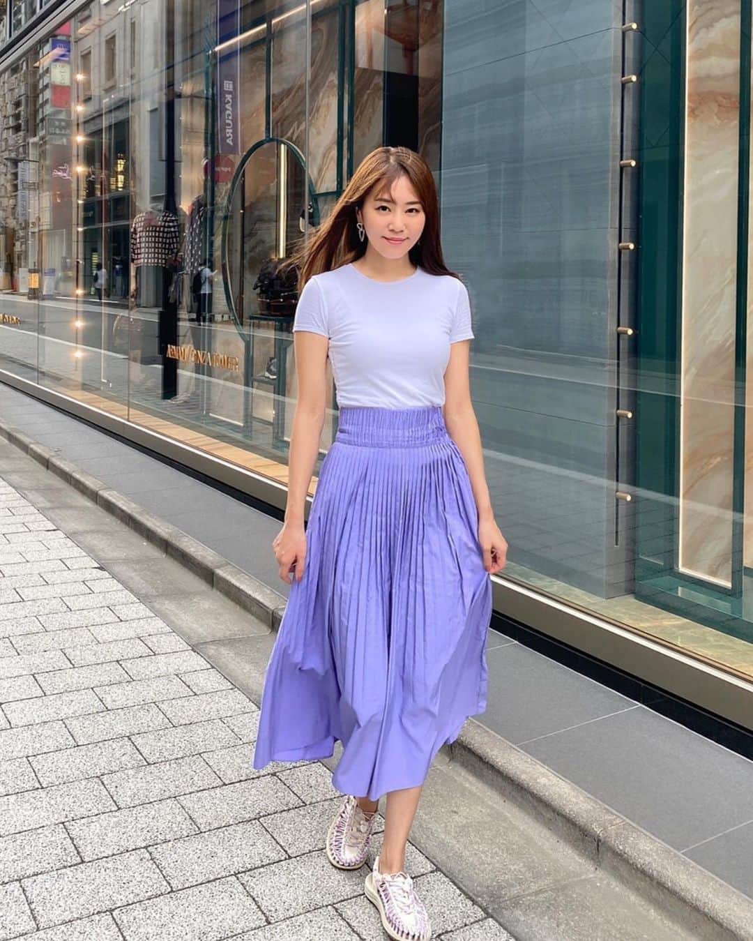 のインスタグラム：「朝早い撮影が続いています⏰ 昨日はゴルフ番組で今日は自転車番組🐾  ストーリーもアップしているので、 ぜひみてください🍀✨  今日もいってきます☺️  Tシャツ、スカート▶︎ @zara #zara 靴▶︎ @keen_japan #keen  （同じような写真載せすぎました😅🙇‍♀️）  #tシャツコーデ #スカートコーデ」
