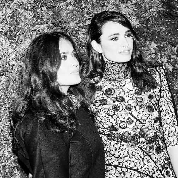 ミア・マエストロのインスタグラム：「Feliz Cumpleaños Hermana! Guerrera del Alma, Musa de Fuego, Maga de Alquimia. Agradecida de tenerte en mi vida durante tantos años de amistad. Adorándote siempre @salmahayek 💓  Happy Birthday to you my sister. Soul Warrior, Fire Muse, Magician of Alchemy. Grateful to have you in my life ✨ Always adoring you @salmahayek 🎂」