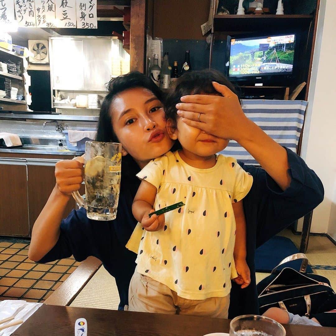 森岡朋奈さんのインスタグラム写真 - (森岡朋奈Instagram)「🍻 #母と娘 #2歳 #酒好き #女の子ママ」9月3日 7時06分 - morioka_tomona