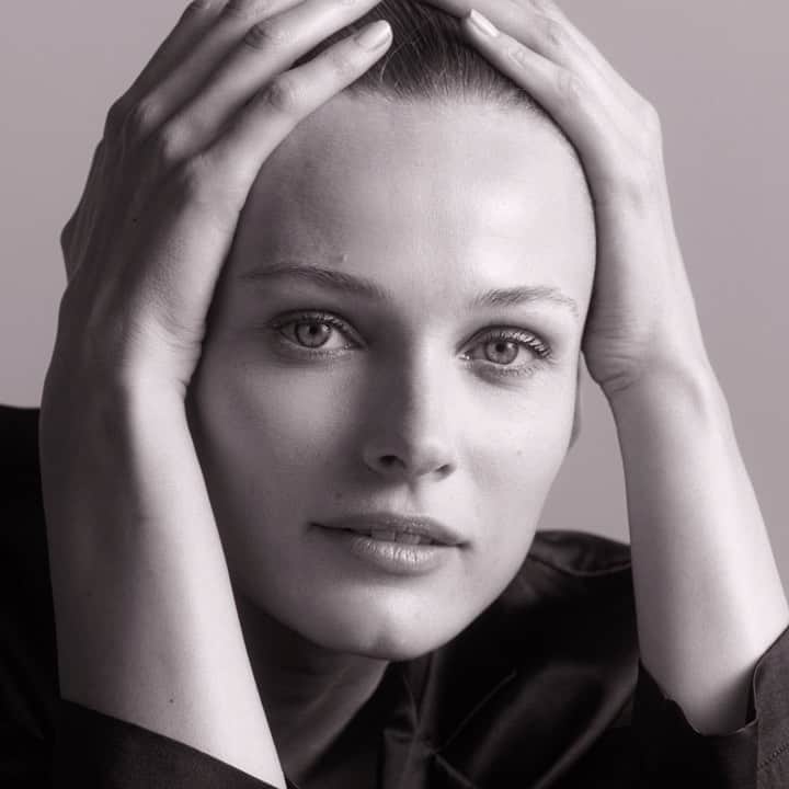 のインスタグラム：「Firm can mean gentle, too. At the heart of the LE LIFT skincare formula: botanical alfalfa concentrate, an ultra-effective active ingredient that is gentle on the skin. #CHANELSkincare #LELIFT #LIFTYOURBEAUTY」