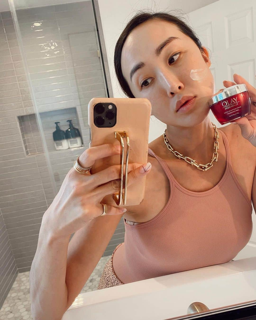 クリッセル・リムさんのインスタグラム写真 - (クリッセル・リムInstagram)「#Ad Hi! What’s your biggest skincare concern as of right now? Mine is fine lines and wrinkles. 2020 has been getting to me and I’m seeing more of these little lines show up 🤷🏻‍♀️   Been testing out and using @olay Regenerist Microsculpting Cream, and so far I’m digging it! Obviously it’s not getting rid of my lines completely but I feel like overall my lines are not as noticeable. It has vitamin B3 & Peptides + no fragrance + it’s under $30 🙌🏻 #faceanything」9月3日 7時17分 - chrisellelim