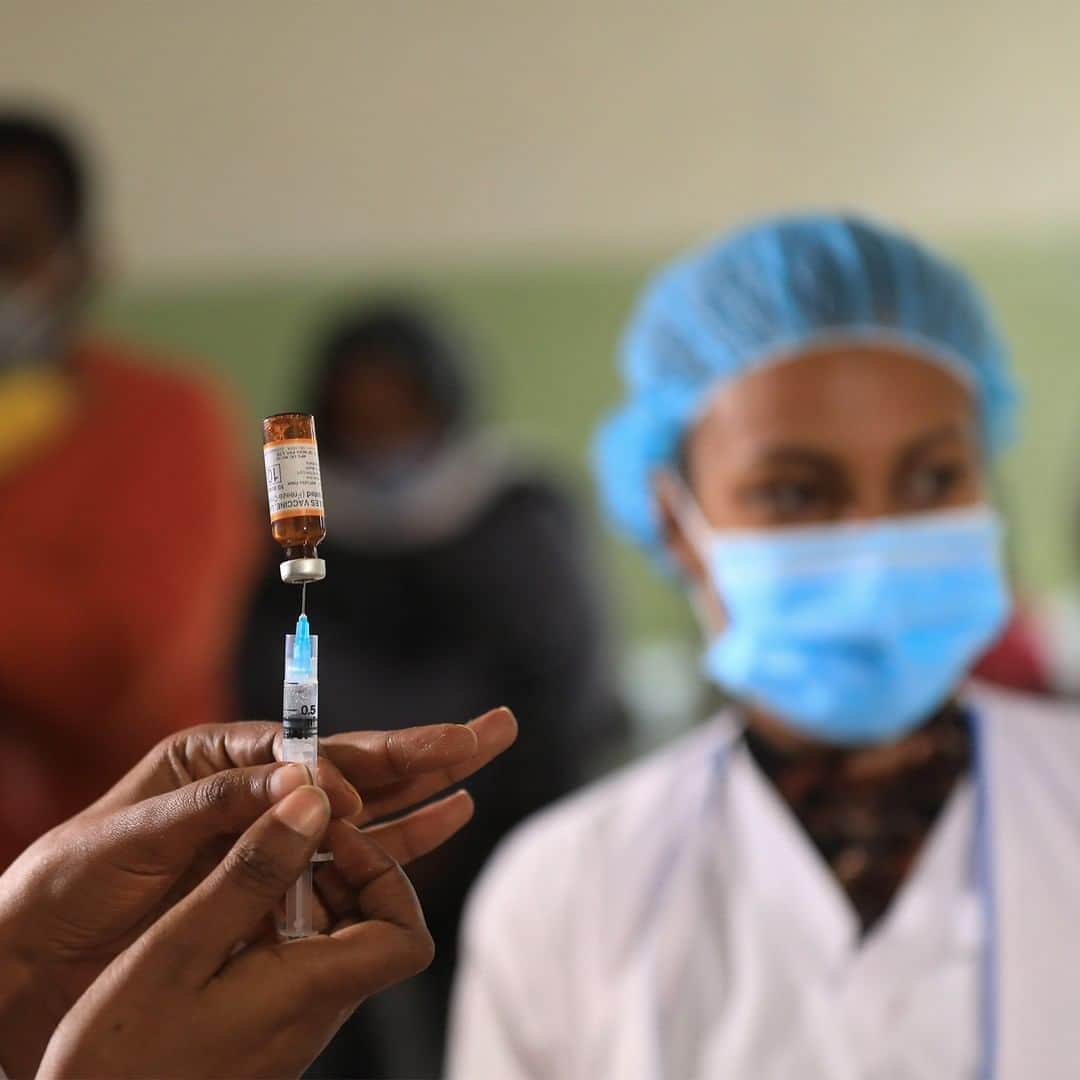 unicefさんのインスタグラム写真 - (unicefInstagram)「COVID-19 confronted health workers in Ethiopia with a grand challenge: to safely vaccinate 14 million children against the ongoing threat of measles. UNICEF supplied masks and hand sanitizer to help protect these essential workers as they protect the community. ⠀ ⠀ #VaccinesWork © UNICEF/UNI353180/Tesfaye」9月3日 7時10分 - unicef