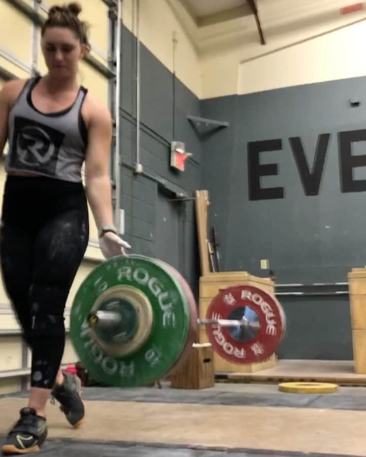 マッティ・ロジャーズのインスタグラム：「Slowly starting to build on these workouts! They’re starting to get a bit tougher & @aimees2cents says we got goals for heavy doubles & this damn CJ complex. That’s almost more exciting than heavy singles because I have no idea what those numbers will actually be when we get there. Share guesses! Still no belt & I predict in a few more weeks Wednesday’s will be ROUGHHHHH (let’s be honest the amount of reps I’m doing already is ROUGH. It only will get heavier from here)  @roguefitness @romwod」