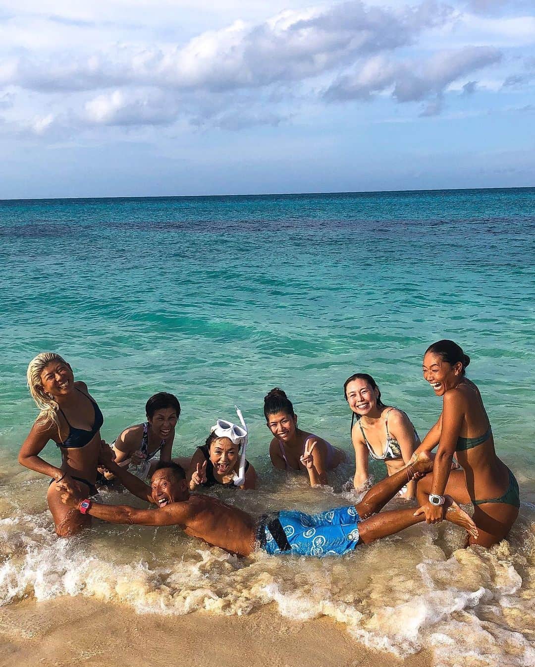 大下瞳美さんのインスタグラム写真 - (大下瞳美Instagram)「大人になっても子供みたいに全力ではしゃげる大人になりたい。  海は私達のお母さん。 沢山の大切なこと教えてくれるよ。  #miyakojhima#beachlife #okinawa#seaside #island#okinawajapan #bikini #retreat#yogaretreat#roxyjapan #roxy#roxyfitness  #宮古島#島暮らし#宮古#沖縄#島めぐり#海#お母さん#ありがとう」9月3日 7時25分 - hitomiooshita