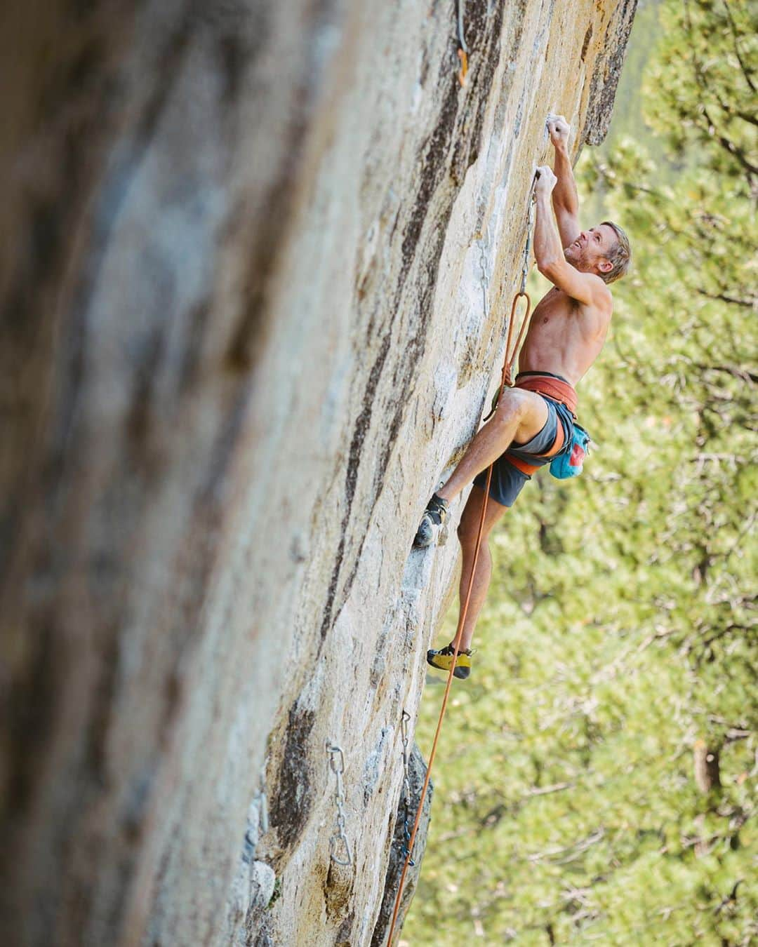 アレックス・オノルドさんのインスタグラム写真 - (アレックス・オノルドInstagram)「Rock climbing!! I’ve been mostly training in my garage and only climbing outside a little bit, but it sure feels nice to grab some crisp little granite edges.  @coreyrichproductions happened to come out climbing with @tommycaldwell and me for a quick morning session and took some artsy sport climbing photos.  I look desperate and fell off the next move - Tommy looks as strong as ever. I just need more garage time...」9月3日 7時20分 - alexhonnold