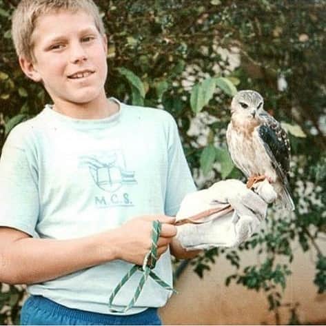 デビッド・ポーコックさんのインスタグラム写真 - (デビッド・ポーコックInstagram)「Some raptor love for your Thursday. Black-shouldered kite I hand raised and a Tasmanian wedge-tailed eagle that was being rehabilitated by the amazing @raptorcare_nw.  #Repost from @frontrunnersathletes • • • • • • MEET OUR FOUNDERS: @davidpocock  Growing up on a farm in Zimbabwe, Dave could often be found with a bird identification book and a pair of binoculars in tow. With this early enthusiasm for Nature, Dave has spent almost a decade and half balancing a professional rugby career with a real desire to take care of this place we call home. That drive saw him co-found EightyTwenty Vision in 2008, partnering with a rural Zimbabwean community development organisation. In 2012 he backed a price on carbon and has continued to be an outspoken advocate for climate action and conservation.   In 2014 Dave was arrested alongside fifth generation farmer, Rick Laird, during a nonviolent direct action protest aiming to stop the development of a new coal mine in Leard State Forest. Dave has since been working to help highlight and protect critical habitat in Australia and Zimbabwe.」9月3日 7時21分 - davidpocock