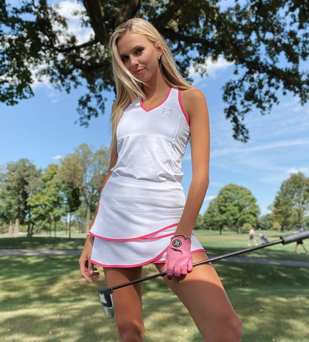 Elise Lobbさんのインスタグラム写真 - (Elise LobbInstagram)「“Happiness is a long walk with a putter” ..right ??!!🤪🤣⛳️ #golf」9月3日 7時22分 - eliselobb