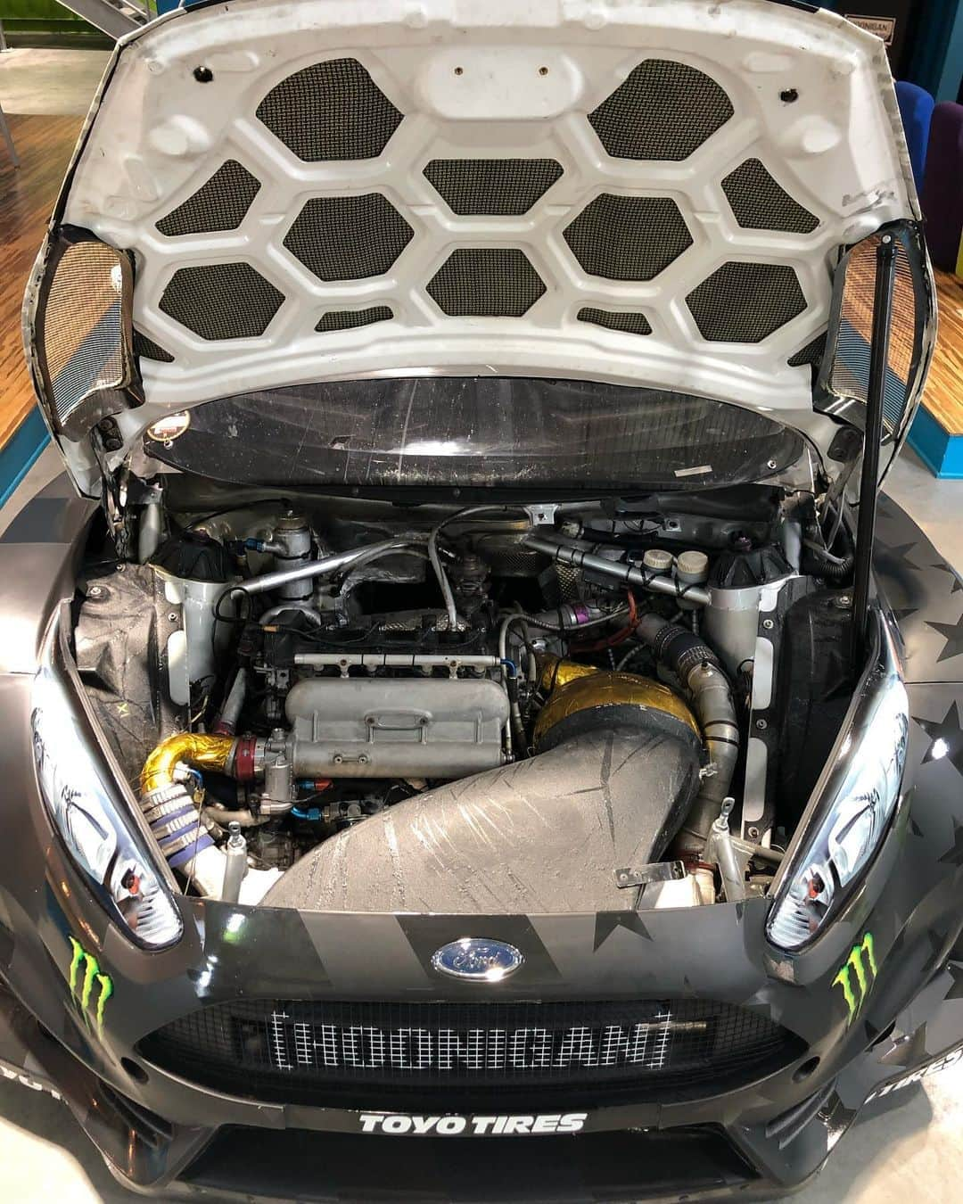 ケン・ブロックさんのインスタグラム写真 - (ケン・ブロックInstagram)「Lobby art? Yep, that’s my kind of art - a 600+ hp turbocharged 4-cylinder motor - sitting inside one of my favorite chassis for Gymkhana and rallycross - on display inside the Hoonigan Racing lobby. While it's rad to look at, it's even more rad to drive. It may be time to start thinking about a reason to get it out of the lobby and go slay some tires. Any ideas? #tireslayer #FordFiestaRX43」9月3日 7時43分 - kblock43