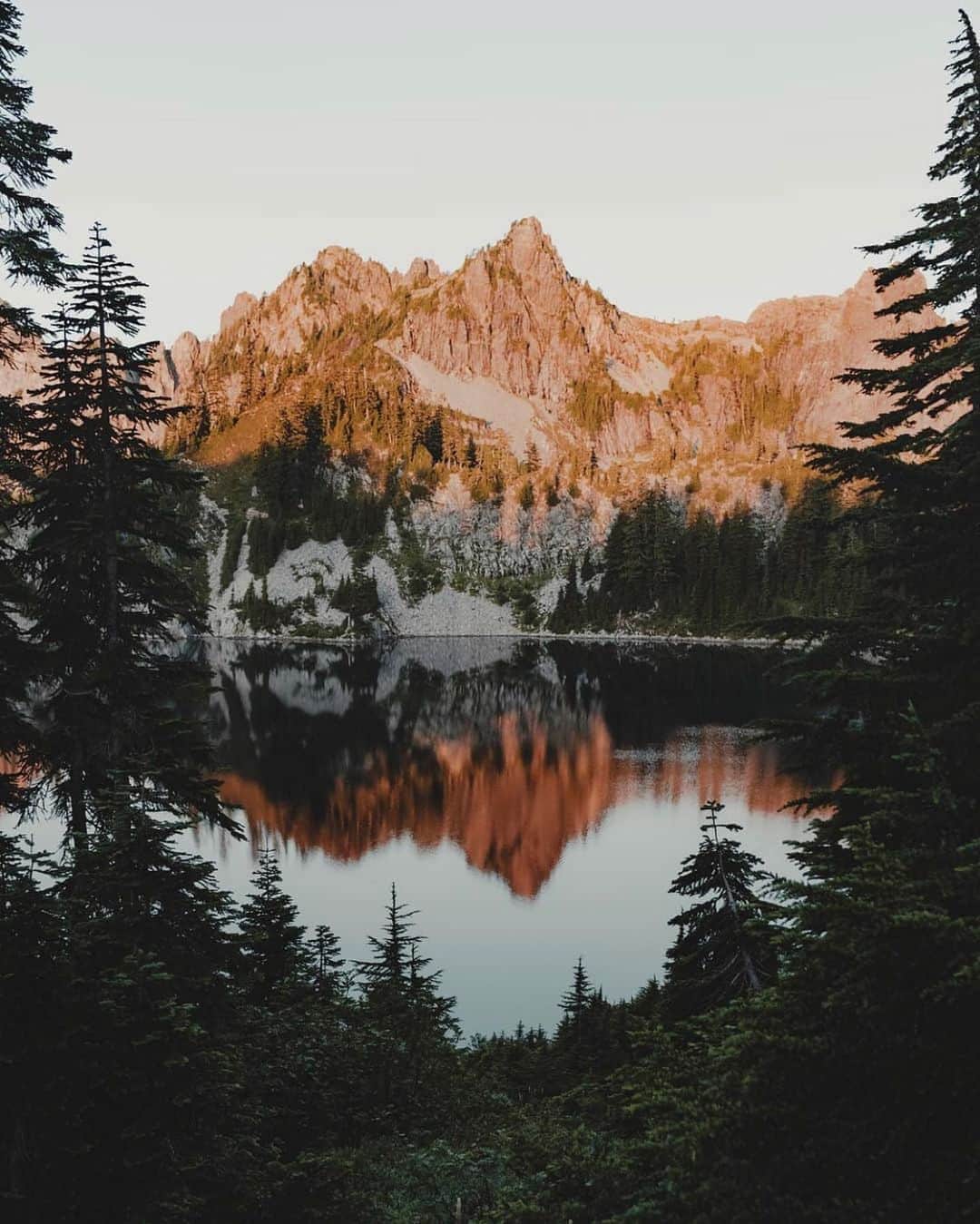 FOLKのインスタグラム：「Today’s favorites have me feeling a certain kind of peaceful. I like that.  1.) @monascherie 2.) @benwaugh 3.) @danielmreimer 4.) @hannahrheaume 5.) @bastifbr 6.) @rachyhannahphoto」