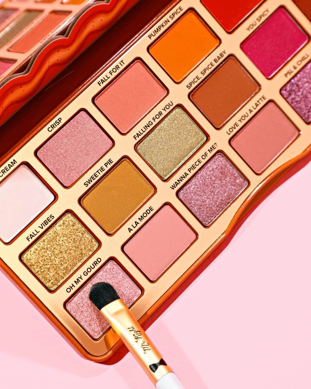 Too Facedさんのインスタグラム写真 - (Too FacedInstagram)「Cozy up with your new Fall fave! 🥰 Sweeten up your glam with our freshly baked Pumpkin Spice Eye Shadow Palette! Stock up @sephora.  #toofaced」9月3日 8時00分 - toofaced