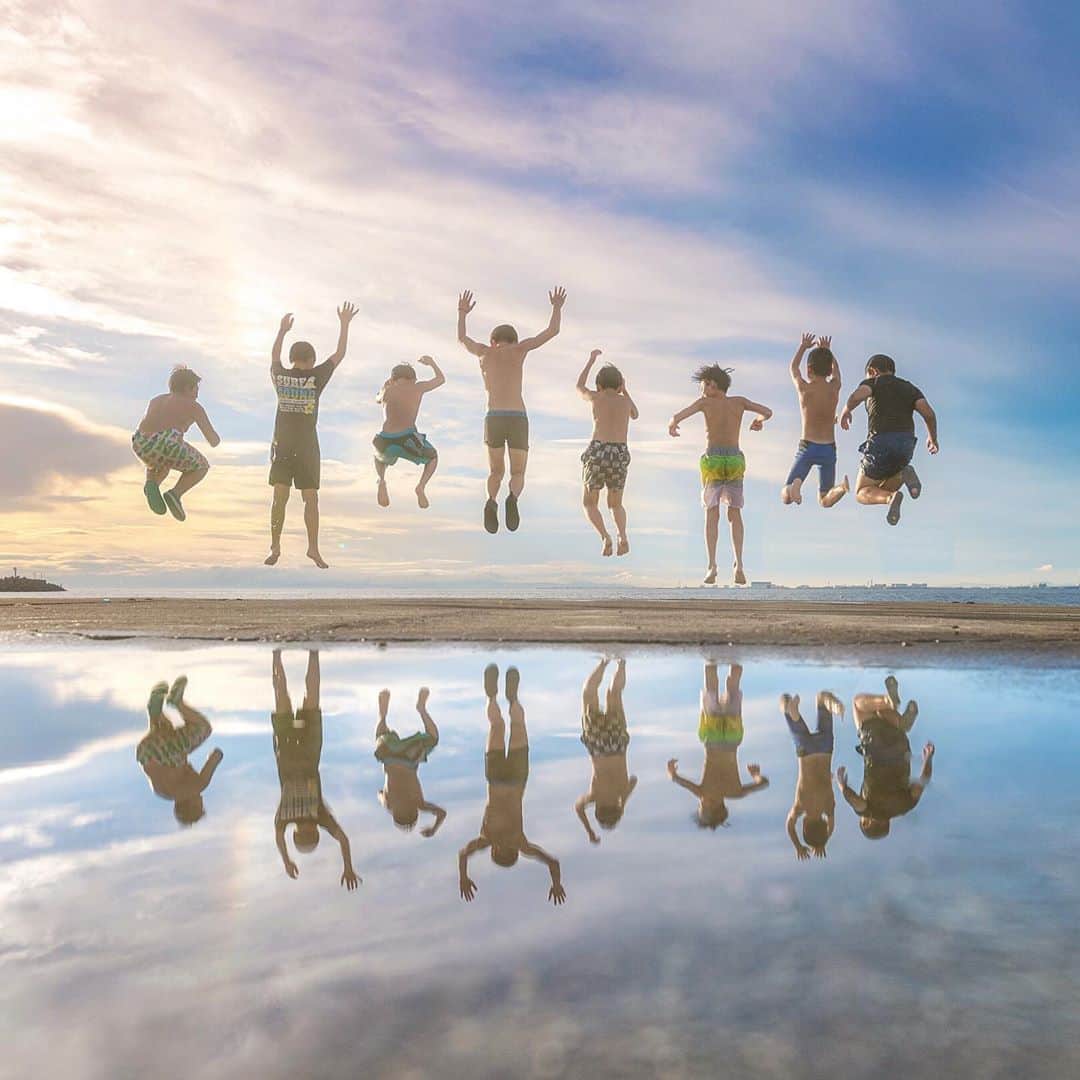 のインスタグラム：「僕たちの夏はまだまだ終わらない これジャンプ写真じゃなくて、ダイブ写真です🙋‍♂️ この後、少年たちは海へ消えてゆきました🤣 . Location:大阪 Osaka / Japan🇯🇵 Date:2020年9月 . #art_of_japan_ #tokyocameraclub #dpj_member #TandDフォトコンテスト2020 #try #今こそ写真でつながろう #パワーフォト部 #LBJ_Legend #sorakataphoto #Japan_Daytime_View #IG_PHOS #photo_jpn #ptk_japan #pt_life_ #japan_of_insta #広がり同盟メンバー #kf_gallery_vip #Rox_Captures #colore_de_saison #retrip_nippon #IGersJP #s_shot #special_spot_legend #ap_japan_ #rakutentravel #photo_travelers #photo_shorttrip #light_nikon #bestjapanpics #japan_bestpic_」